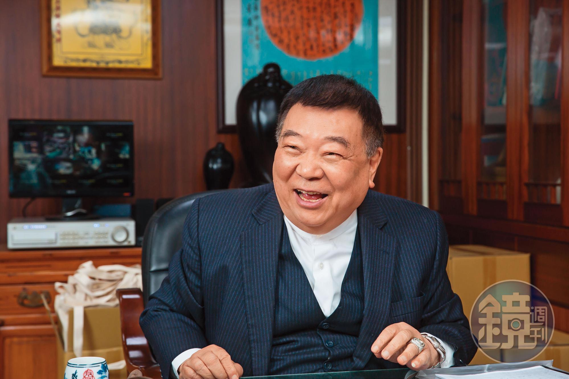 洪村騫最常掛嘴邊的就是「行善積德」，他因為助人而自助，地主會主動找他合作，笑口常開的他自豪：「大家都愛我。」