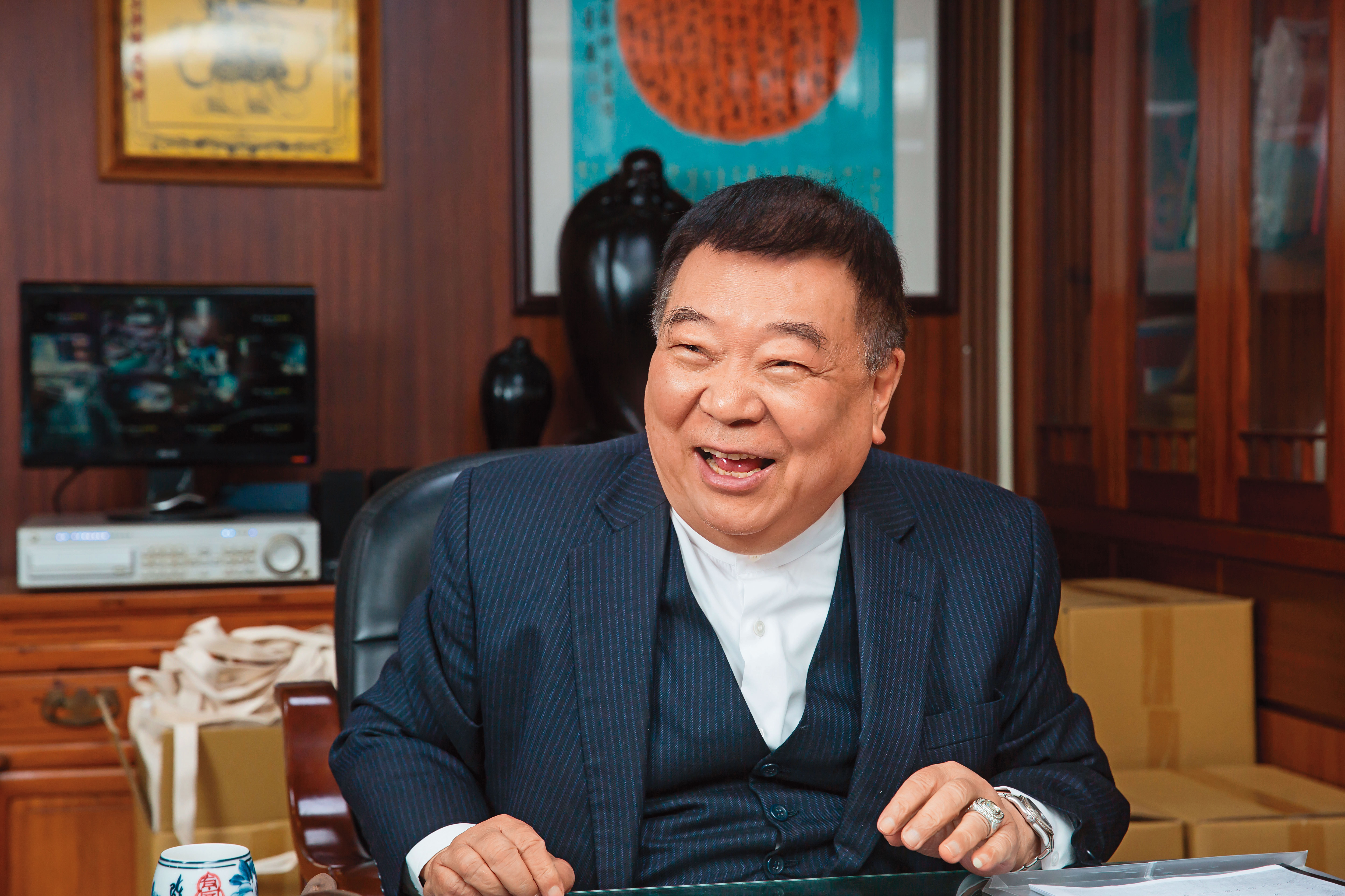 洪村騫最常掛嘴邊的就是「行善積德」，他因為助人而自助，地主會主動找他合作，笑口常開的他自豪：「大家都愛我。」