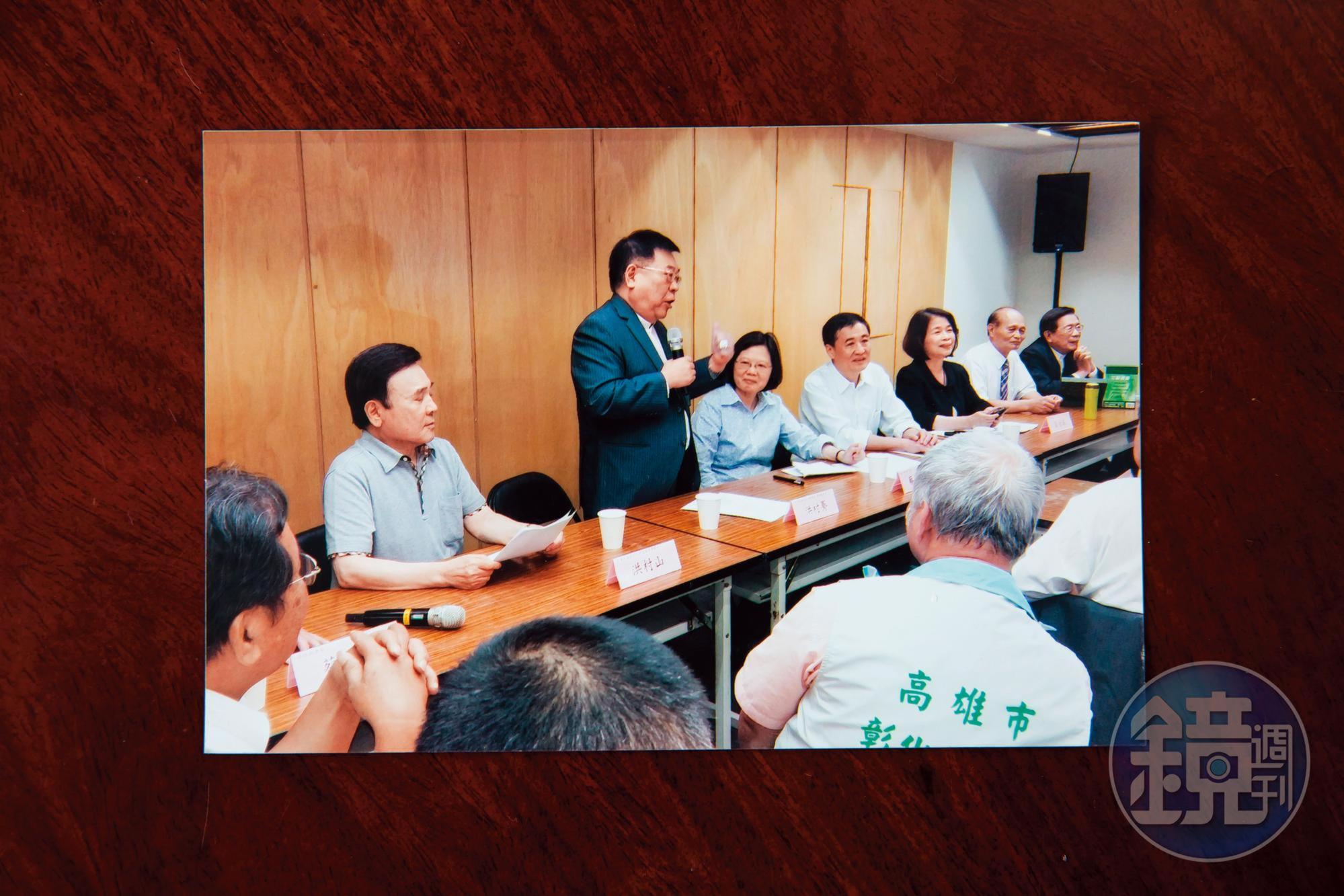 洪村騫（左1）人脈神通廣大，還是彰化同鄉總會會長，2016年蔡英文（左2）選總統前也特地來拜訪。