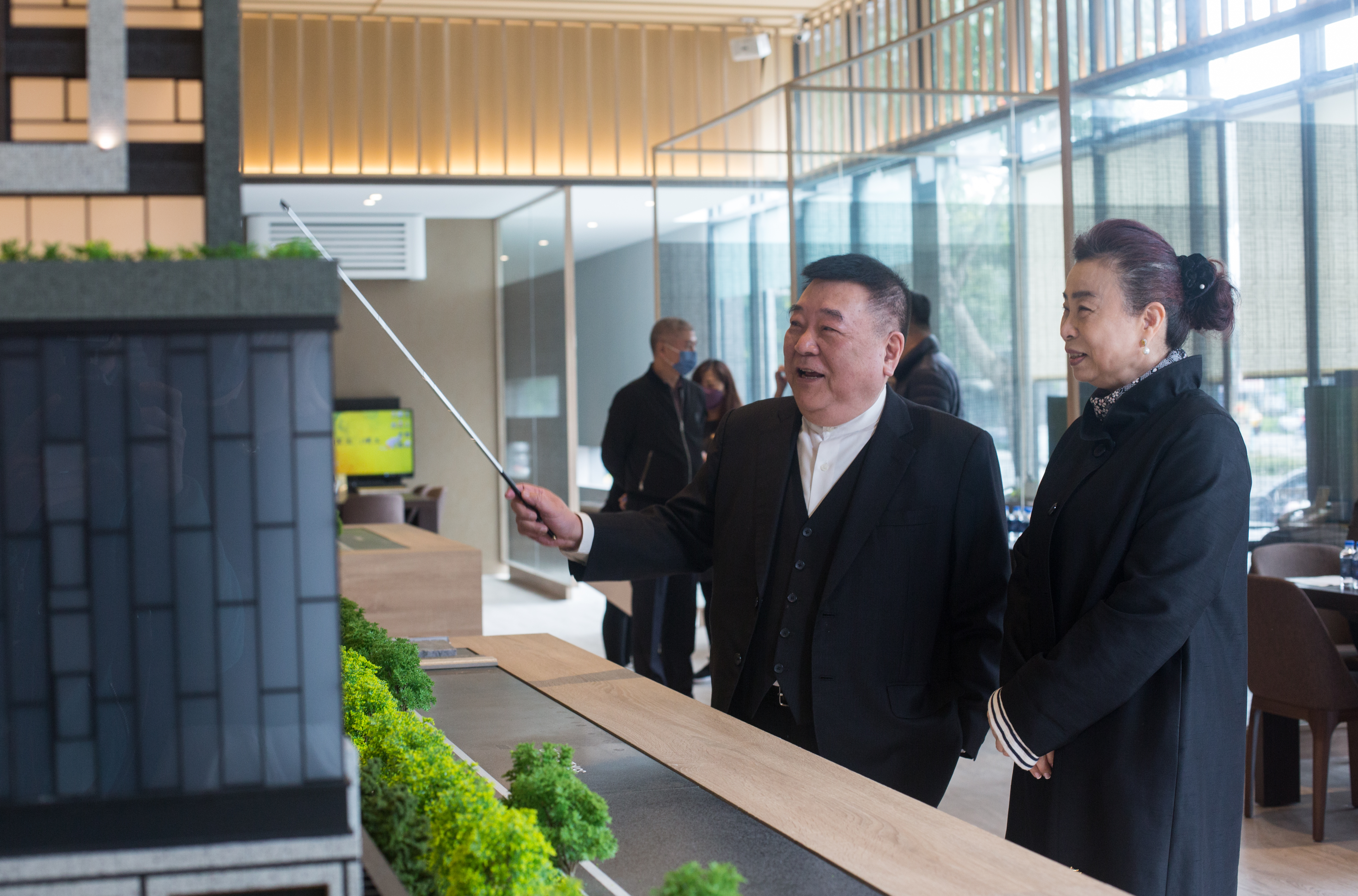 洪村騫（左）在負債千萬低潮時，太太張麗莉（右）不曾離棄，他坦言最害怕看到太太不開心。