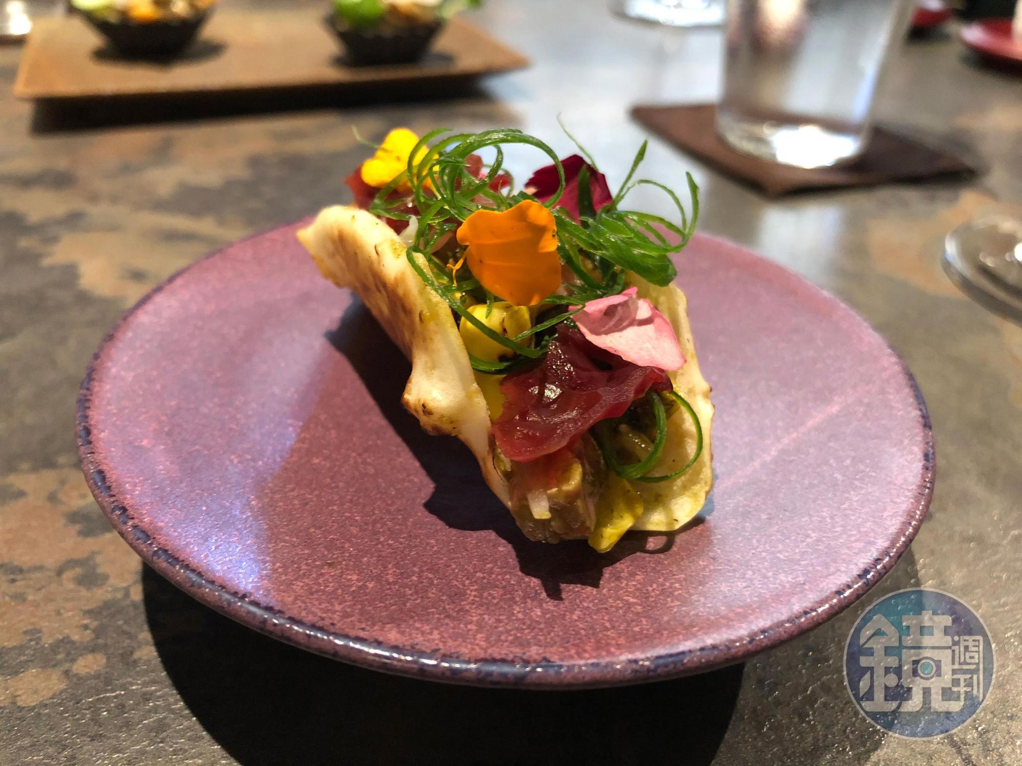 這道菜的麵餅由小米製成，內餡包括鹹豬肉、山茼蒿青醬、焦化水果玉米，香料則有馬告、刺蔥等原住民香料。