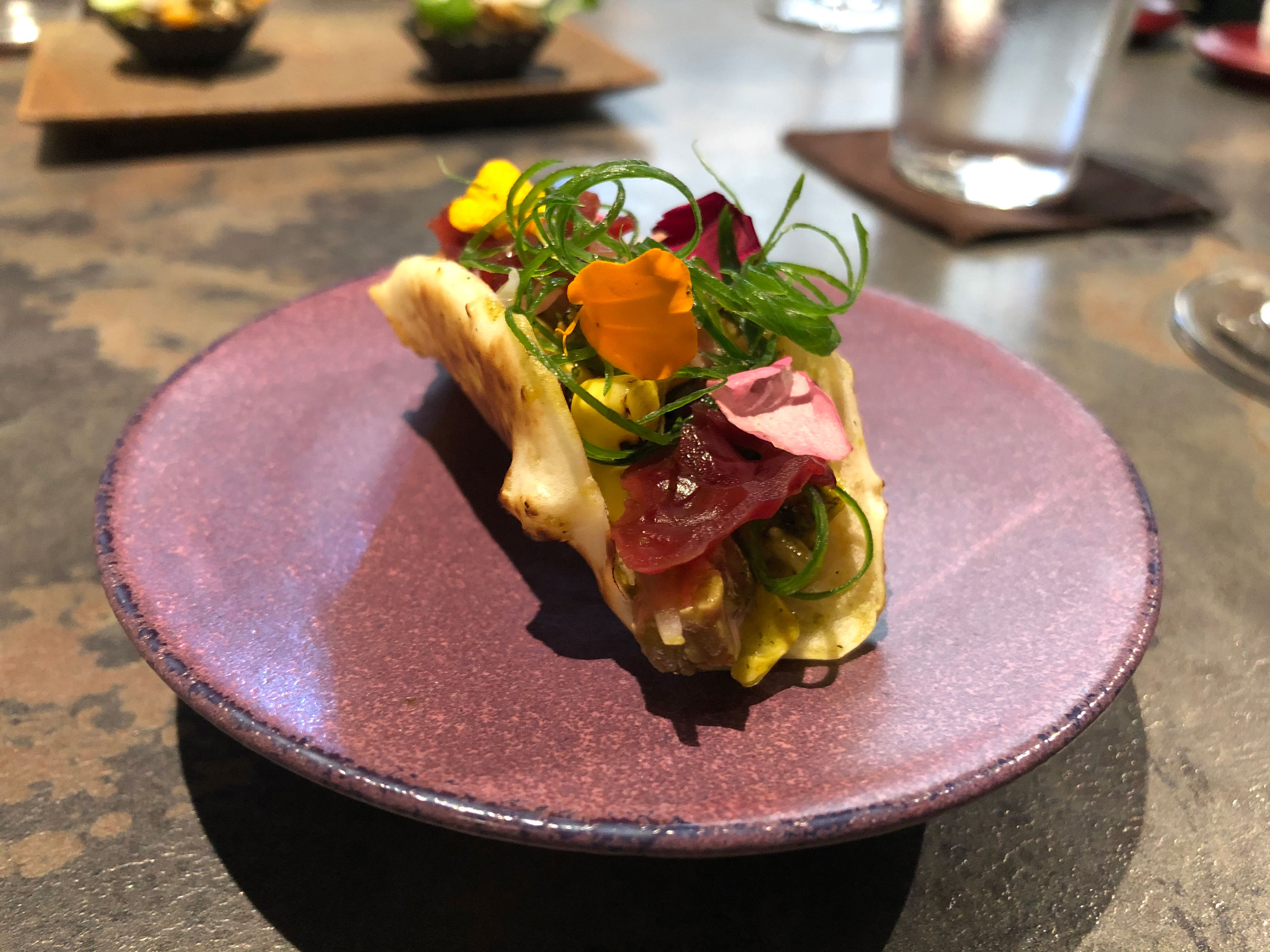這道菜的麵餅由小米製成，內餡包括鹹豬肉、山茼蒿青醬、焦化水果玉米，香料則有馬告、刺蔥等原住民香料。