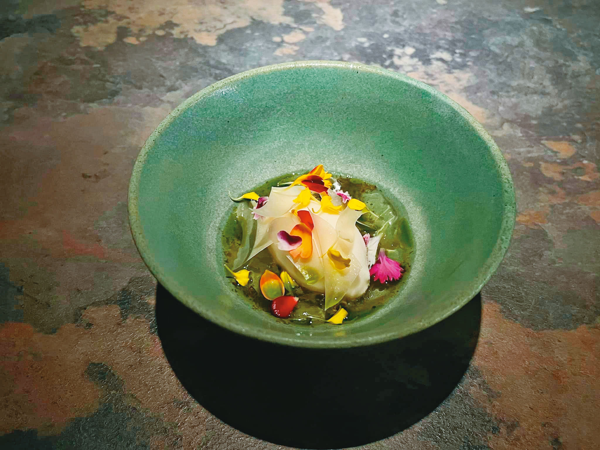 這道甜點中，冰淇淋由白乳酪、甜酒釀、蘋果製成，加入桂花露，美味無比，醬汁則用了萬壽菊、薄荷、醬油膏、甘草、檸檬汁等，滋味繁複迷人。（翻攝自Sur臉書）