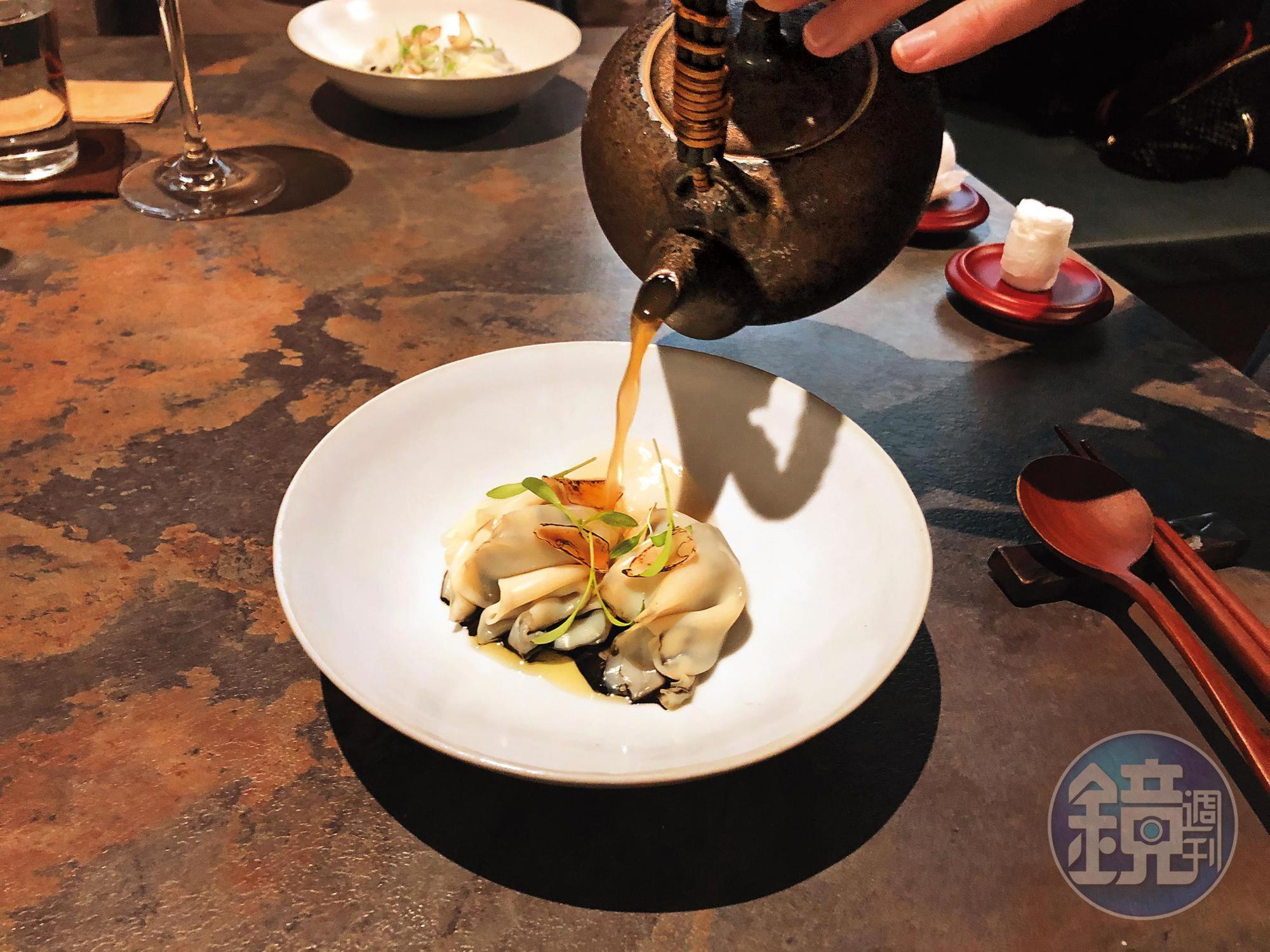 Sur過去3個月的菜單名為「淡墨」，這道菜看似餛飩，餛飩皮卻由透抽與干貝漿製成，內餡包括墨魚醬。高湯加了花椒、話梅，味道繁複。