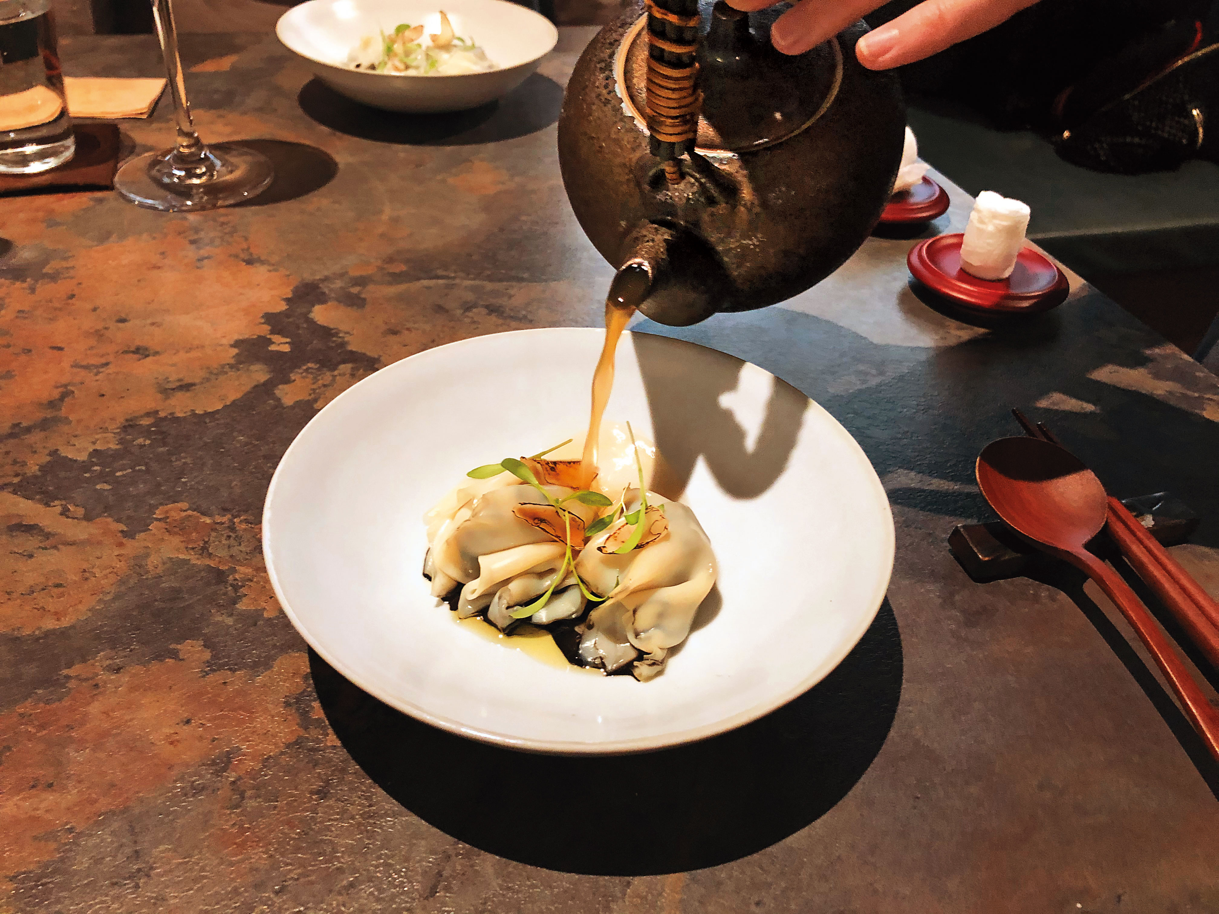 Sur過去3個月的菜單名為「淡墨」，這道菜看似餛飩，餛飩皮卻由透抽與干貝漿製成，內餡包括墨魚醬。高湯加了花椒、話梅，味道繁複。