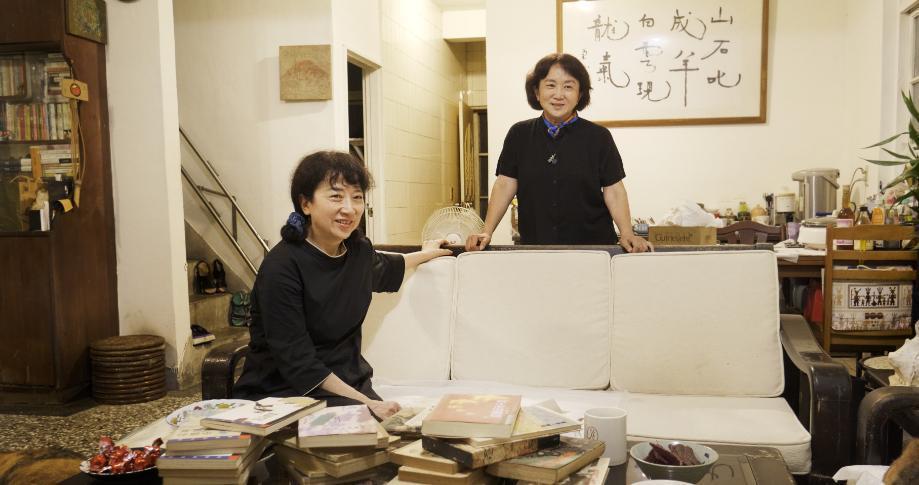 出身書香家庭的朱天文（左）、朱天心姐妹是國內重量級作家。（目宿媒體提供）