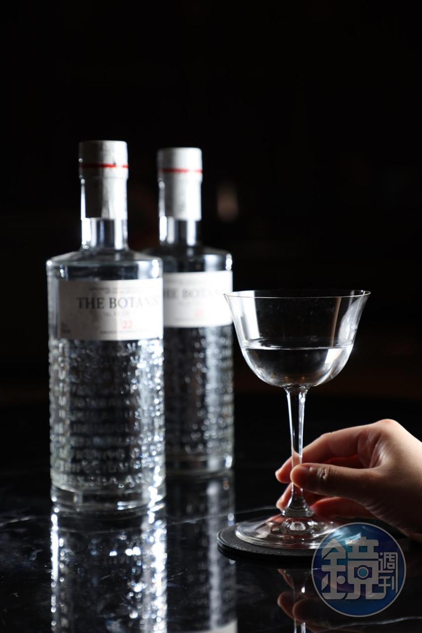 「The Botanist Gin」瓶身上的數字22，代表採用艾雷島上22種植物，喝一口就像穿梭於島上。（450元／杯、5,000元／瓶）。