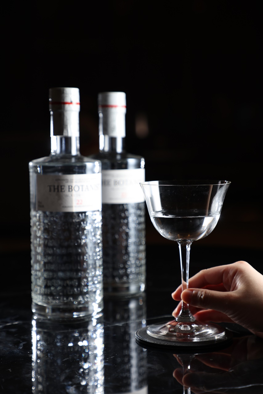 「The Botanist Gin」瓶身上的數字22，代表採用艾雷島上22種植物，喝一口就像穿梭於島上。（450元／杯、5,000元／瓶）。