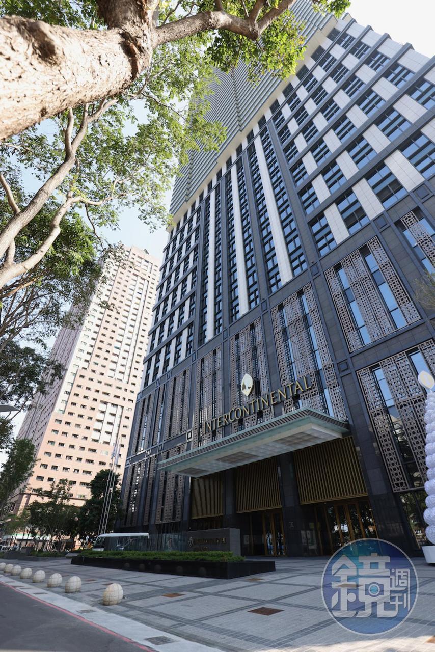 「高雄洲際酒店」座落新光路上，享有綠蔭景觀。