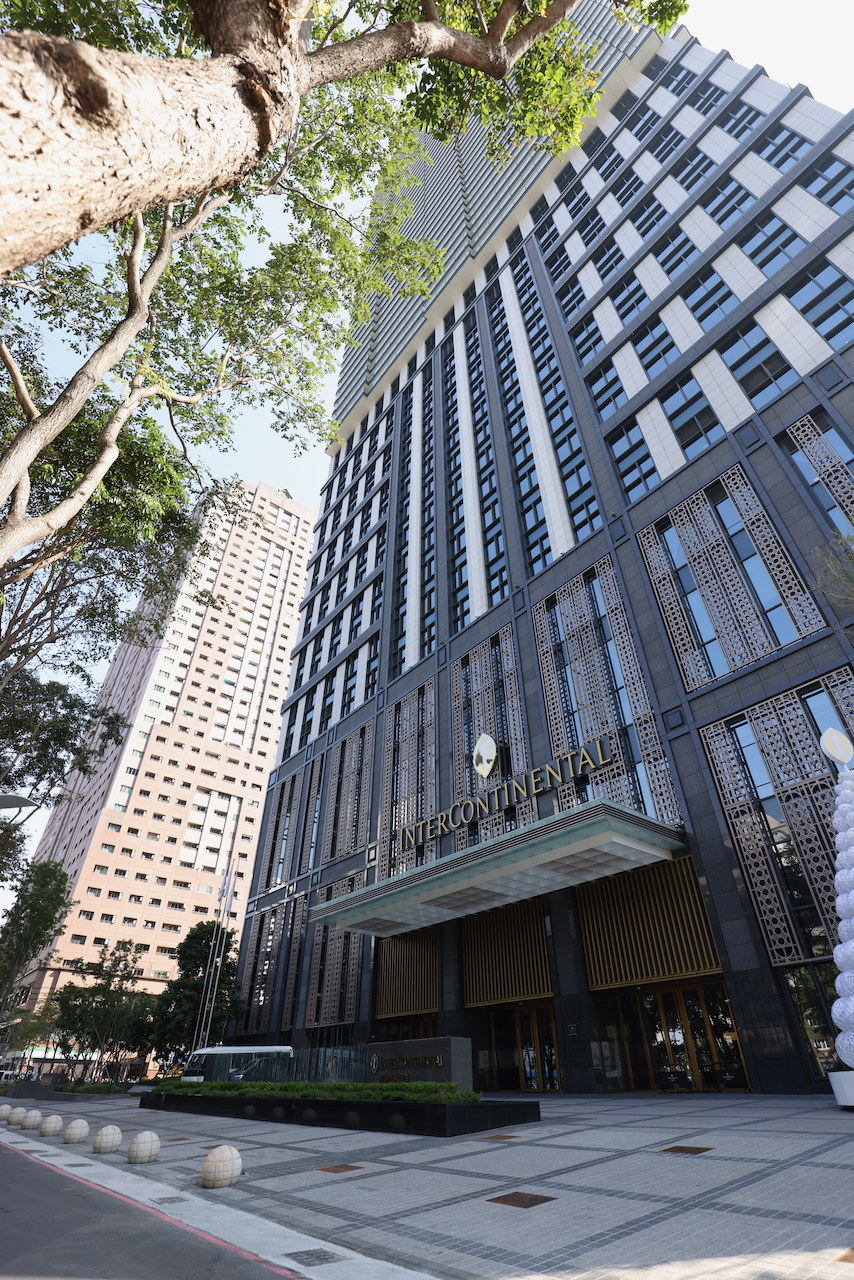 「高雄洲際酒店」座落新光路上，享有綠蔭景觀。
