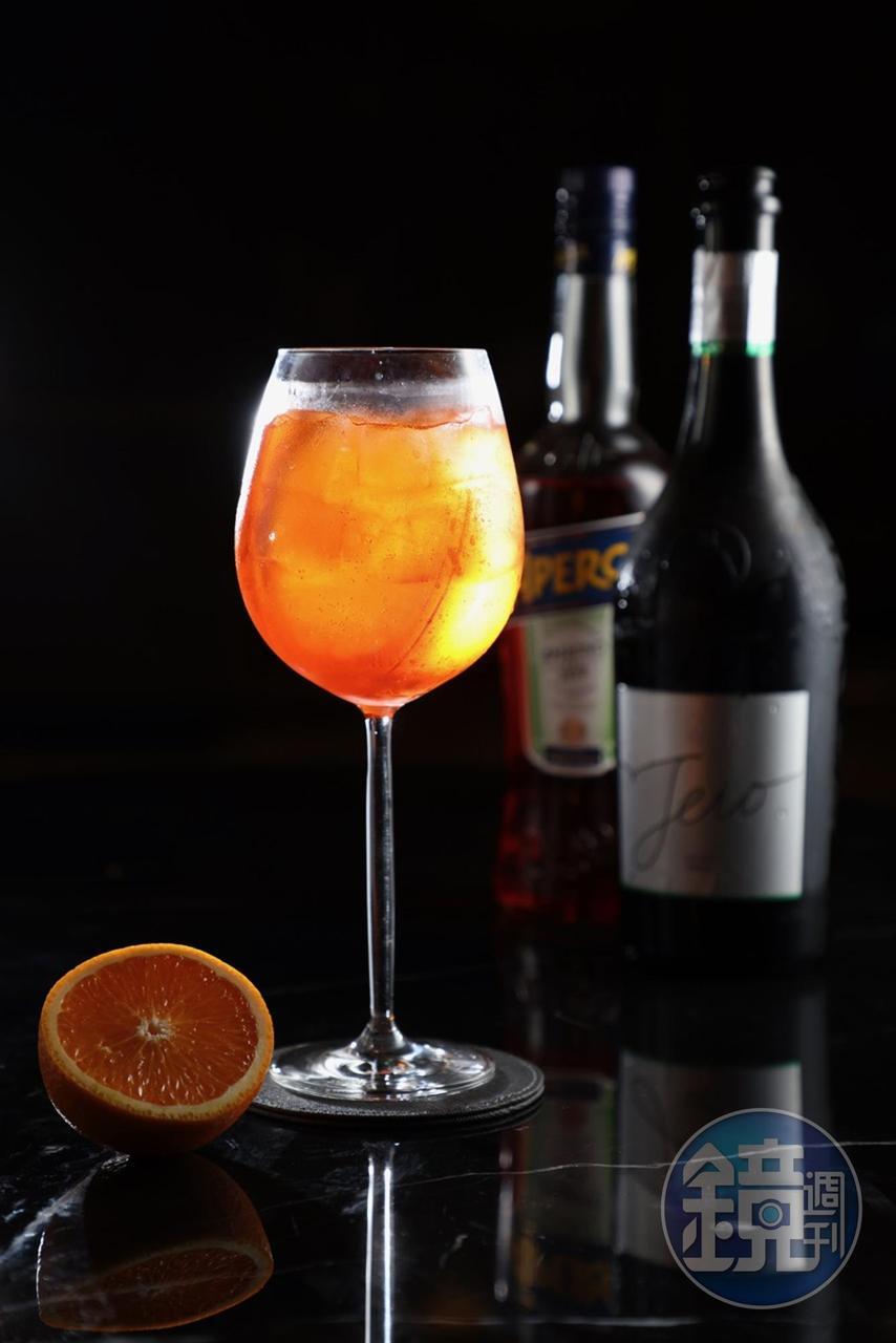 義大利國民飲料「Aperol Spritz」用苦甜開胃酒Aperol和氣泡酒製作，爽冽開胃。（400元／杯）