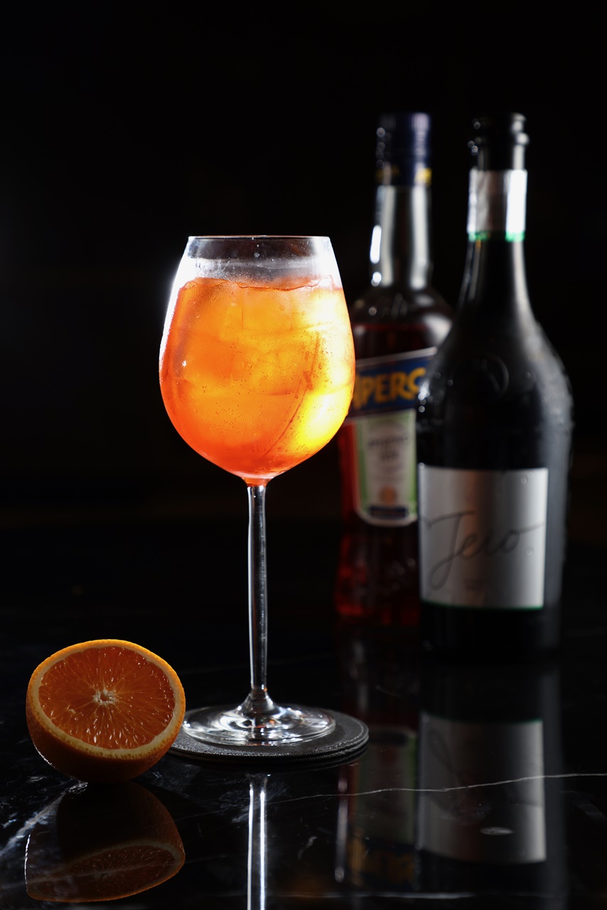 義大利國民飲料「Aperol Spritz」用苦甜開胃酒Aperol和氣泡酒製作,爽冽開胃。(400元/杯)