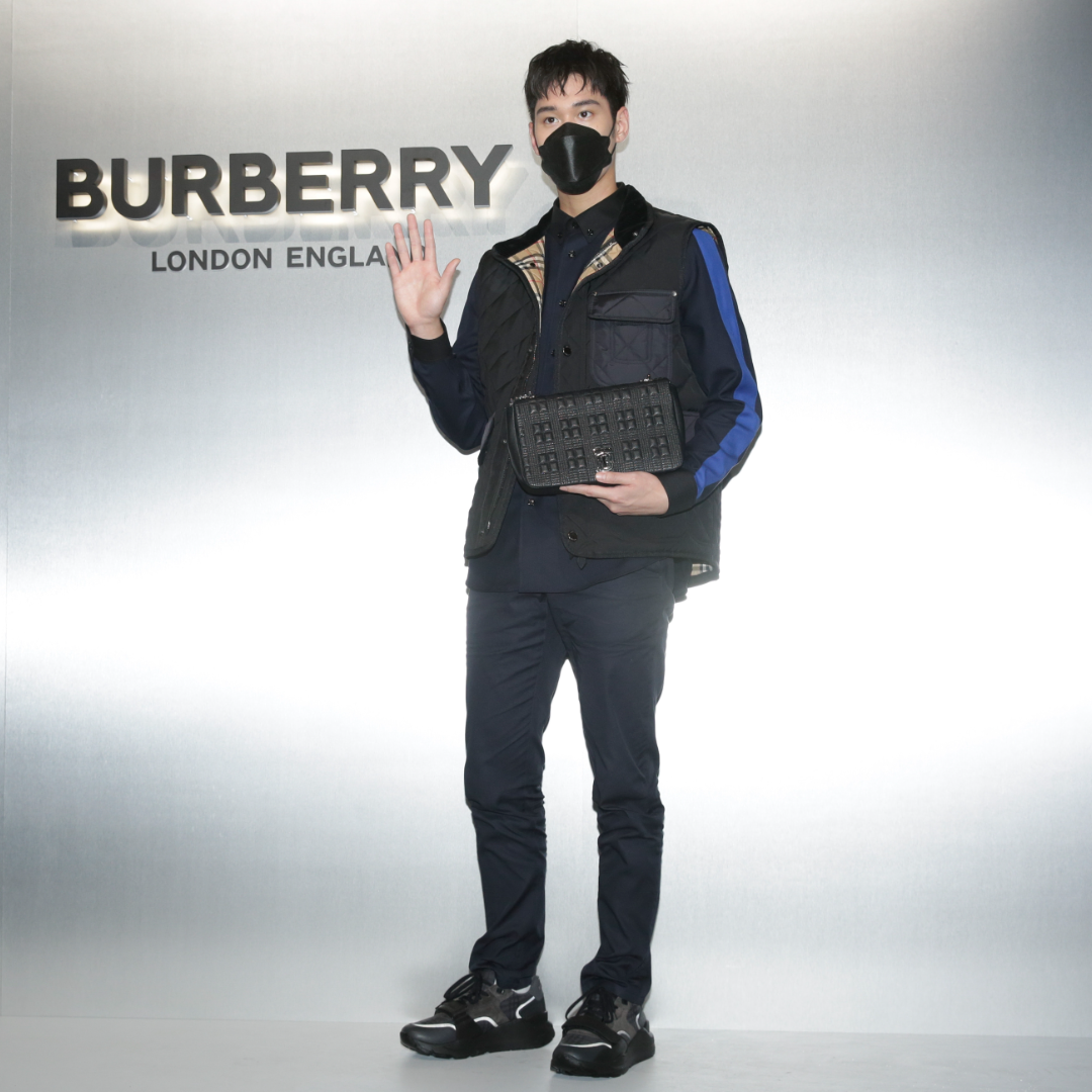 周予天身著BURBERRY絎縫溫度調節背心（NT$39,900）、修身工作褲（NT$18,200）、條紋羊毛襯衫（NT$22,900），手拿黑色中型絎縫羔羊皮Lola包（NT$79,000）。