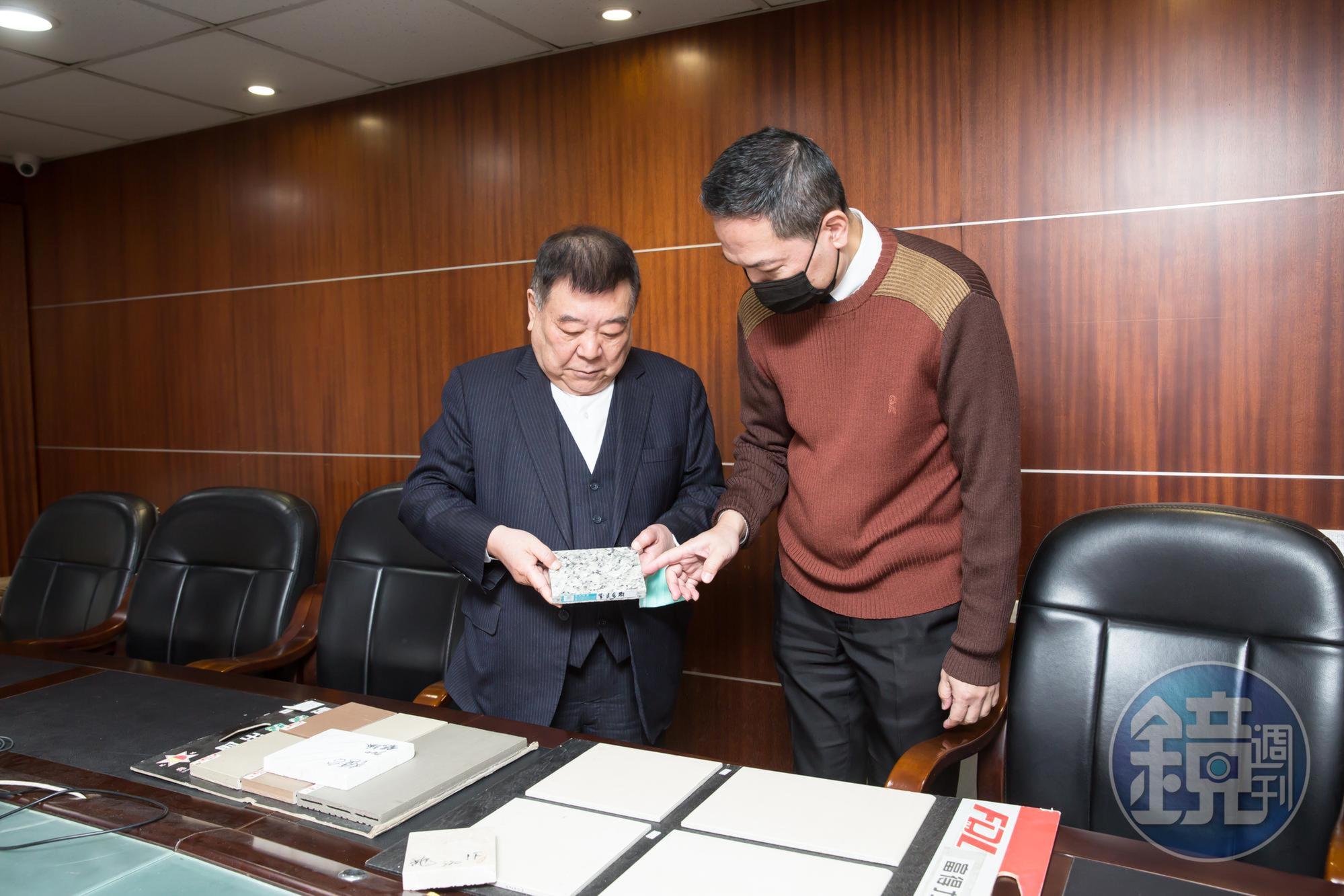 為放大空間坪效,洪村騫(左)都會親自調整設計圖,挑建材。