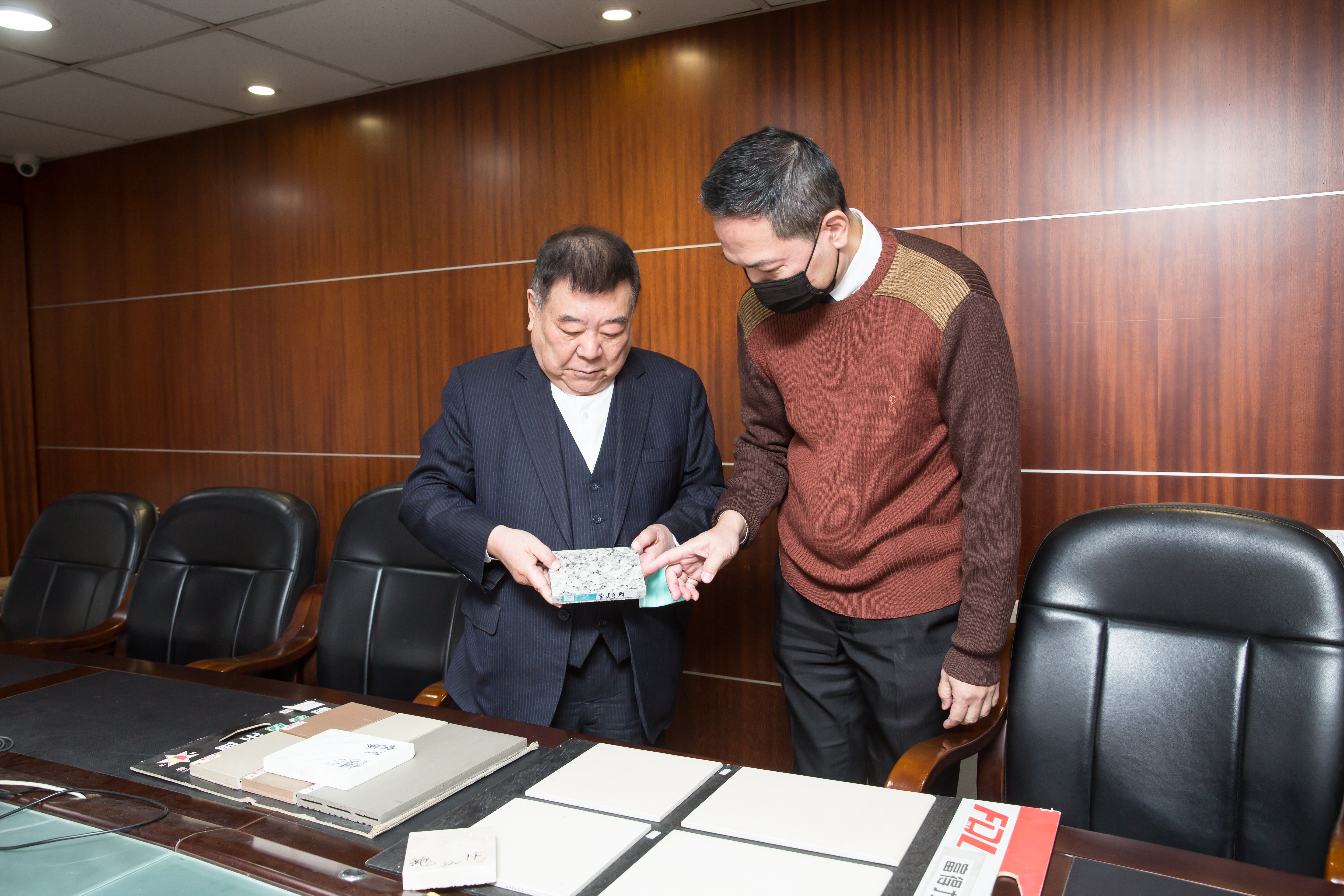 為放大空間坪效,洪村騫(左)都會親自調整設計圖,挑建材。
