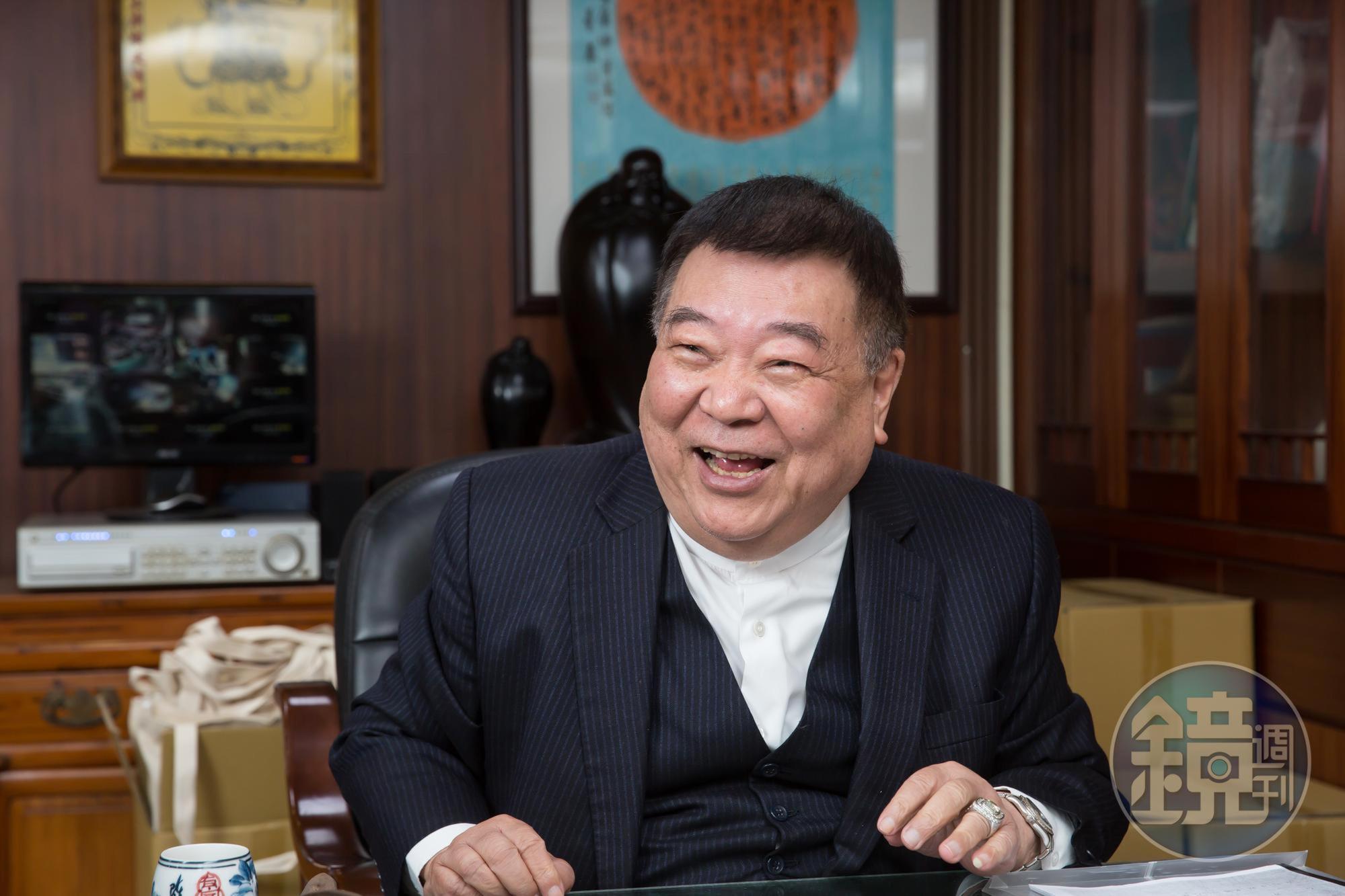 洪村騫最常掛嘴邊的就是「行善積德」,笑口常開的他也自豪:「大家都愛我。」