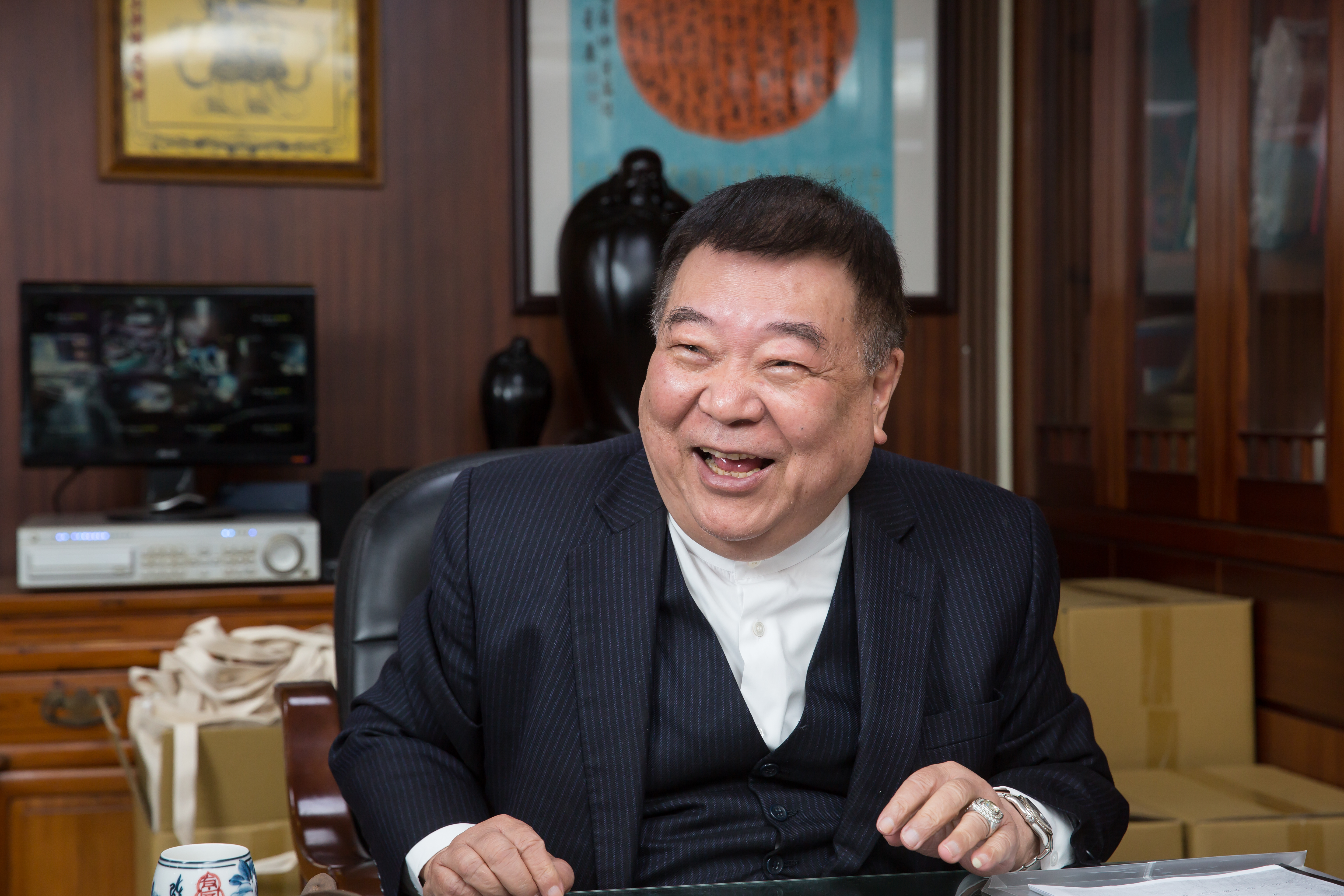 洪村騫最常掛嘴邊的就是「行善積德」,笑口常開的他也自豪:「大家都愛我。」