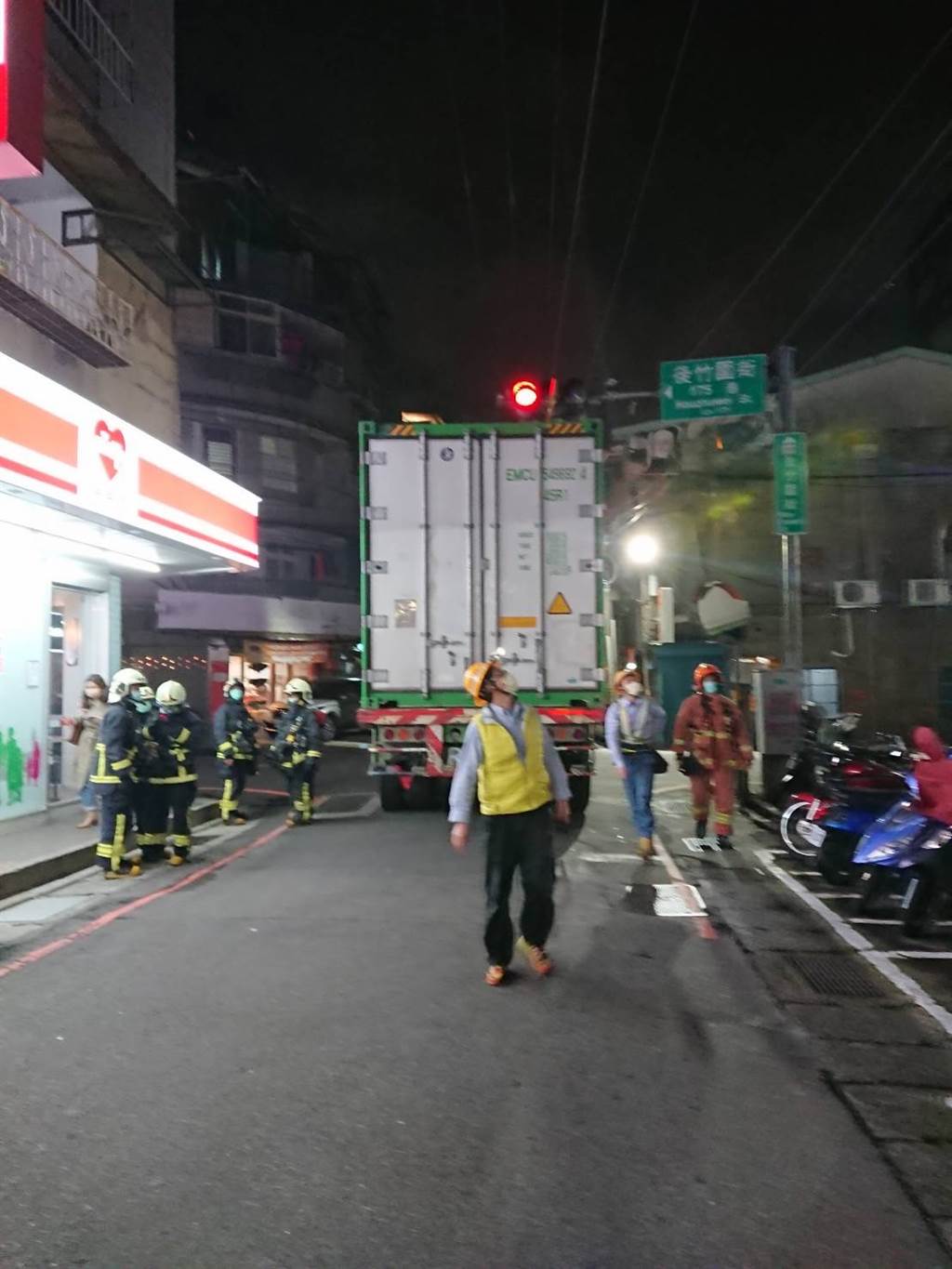 事故造成附近30戶住家停電，在台電人員緊急斷電搶修後，貨櫃車於晚間8時45分左右脫困，附近也正常恢復供電。（翻攝畫面）
