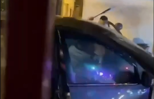 歹徒持球棒逞凶,畫面警悚。(讀者提供)