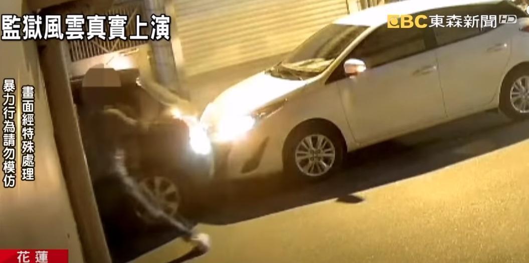 花蓮自強外役監獄戒護科周姓科長遭歹徒假車禍誘騙下車,再持鋁棒及辣椒水攻擊。(翻攝自東森新聞)
