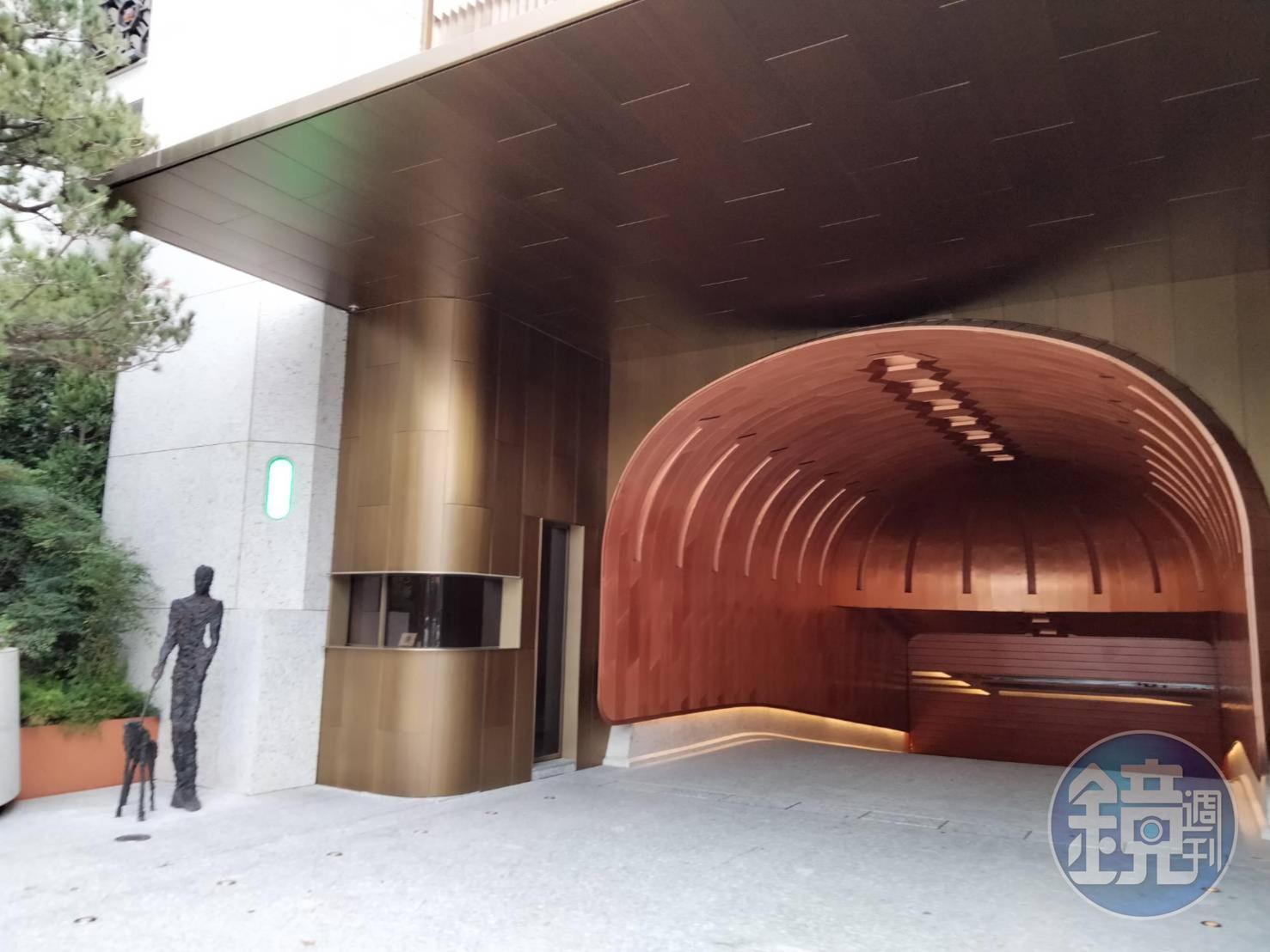 停車場大門不只具設計感,更是賓利、法拉利等車廠專用的飛梭門,兩秒就能關門。