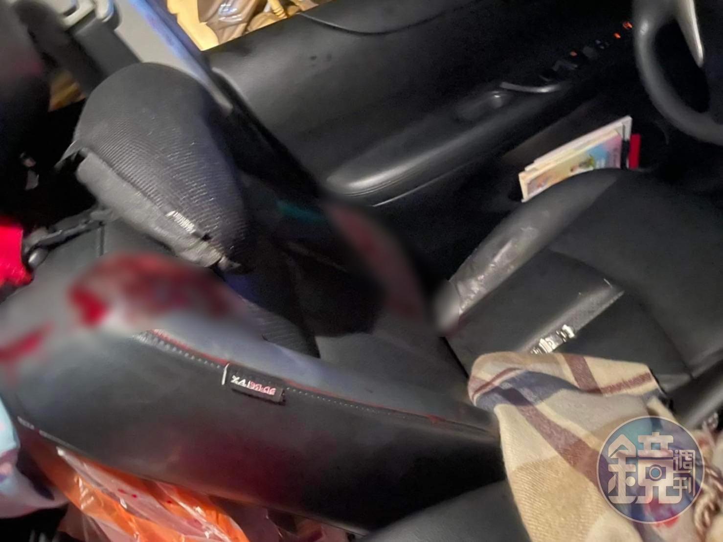 花蓮監獄戒護科周姓科長街頭遭歹徒行凶，車上血跡斑斑，畫面相當驚悚。（讀者提供）