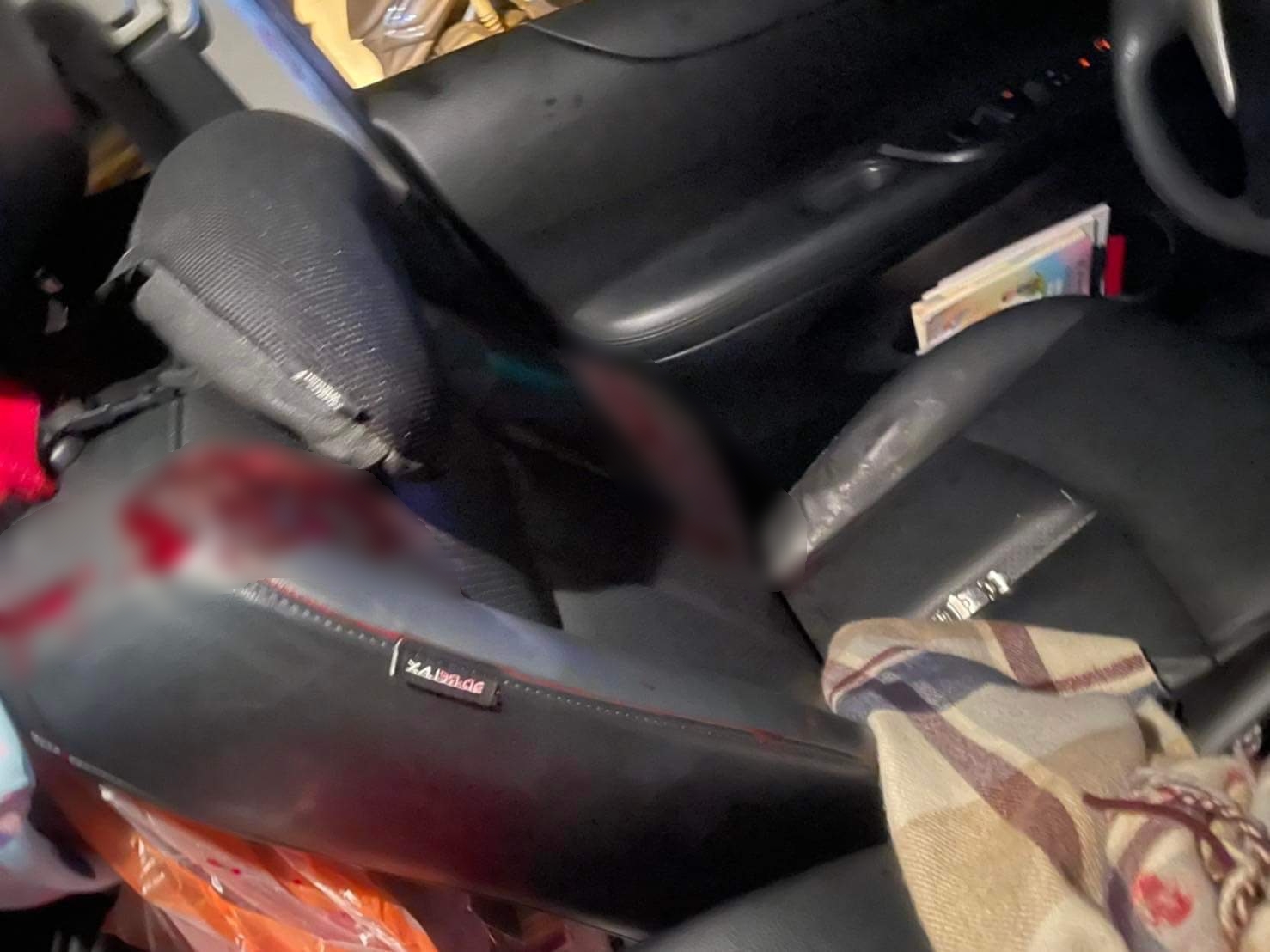 花蓮監獄戒護科周姓科長街頭遭歹徒行凶，車上血跡斑斑，畫面相當驚悚。（讀者提供）