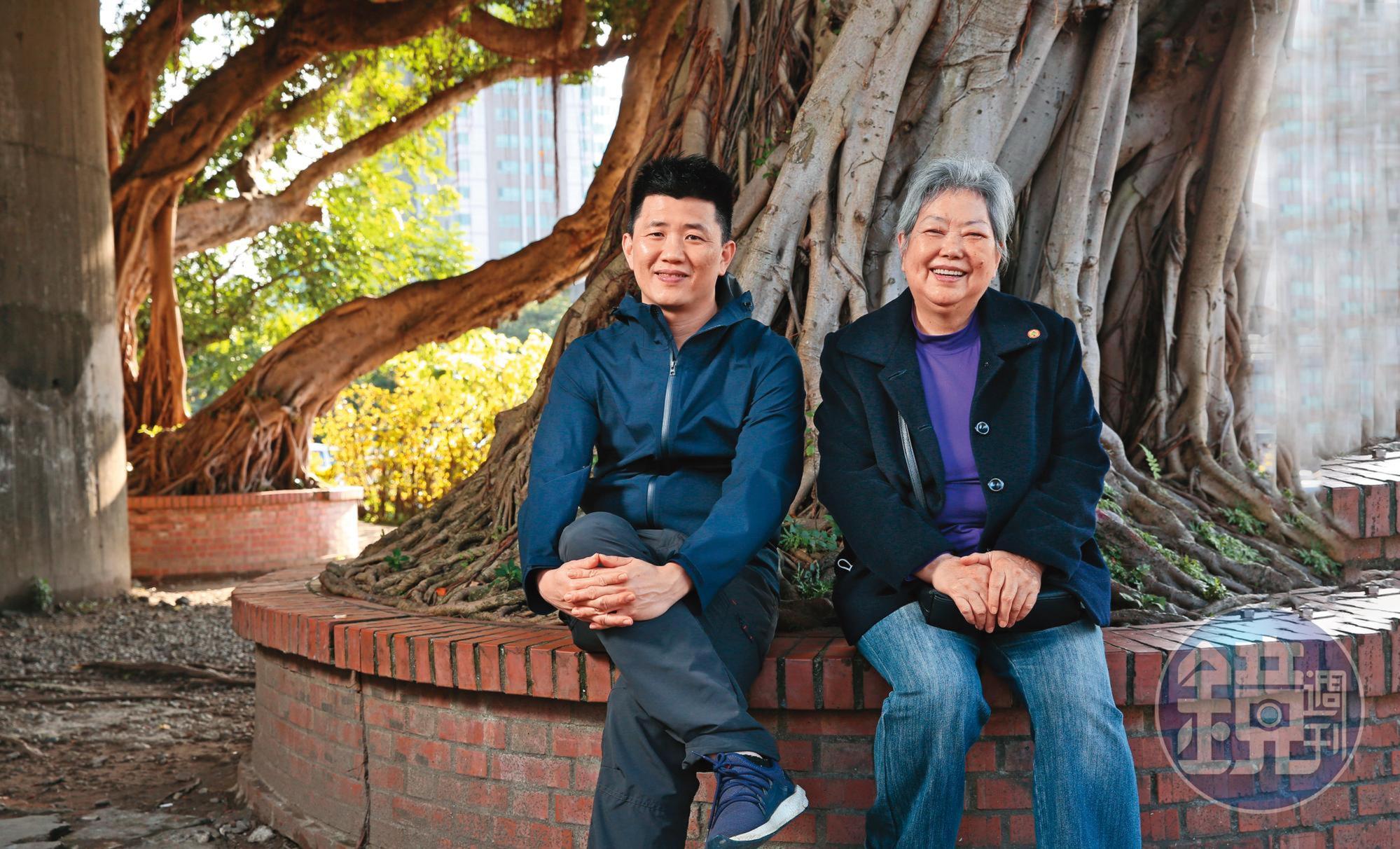 導演廖克發（左）透過鏡頭呈現二二八受難者遺族林黎彩（右）的人生遭遇。
