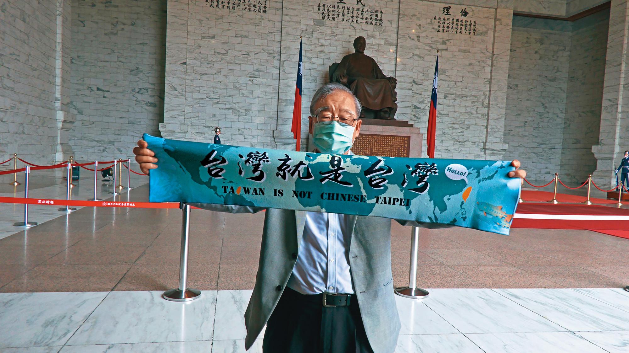 二二八受難者遺族王文宏前往中正紀念堂抗議，要求移除威權象徵的蔣介石銅像。（蜂鳥影像提供）