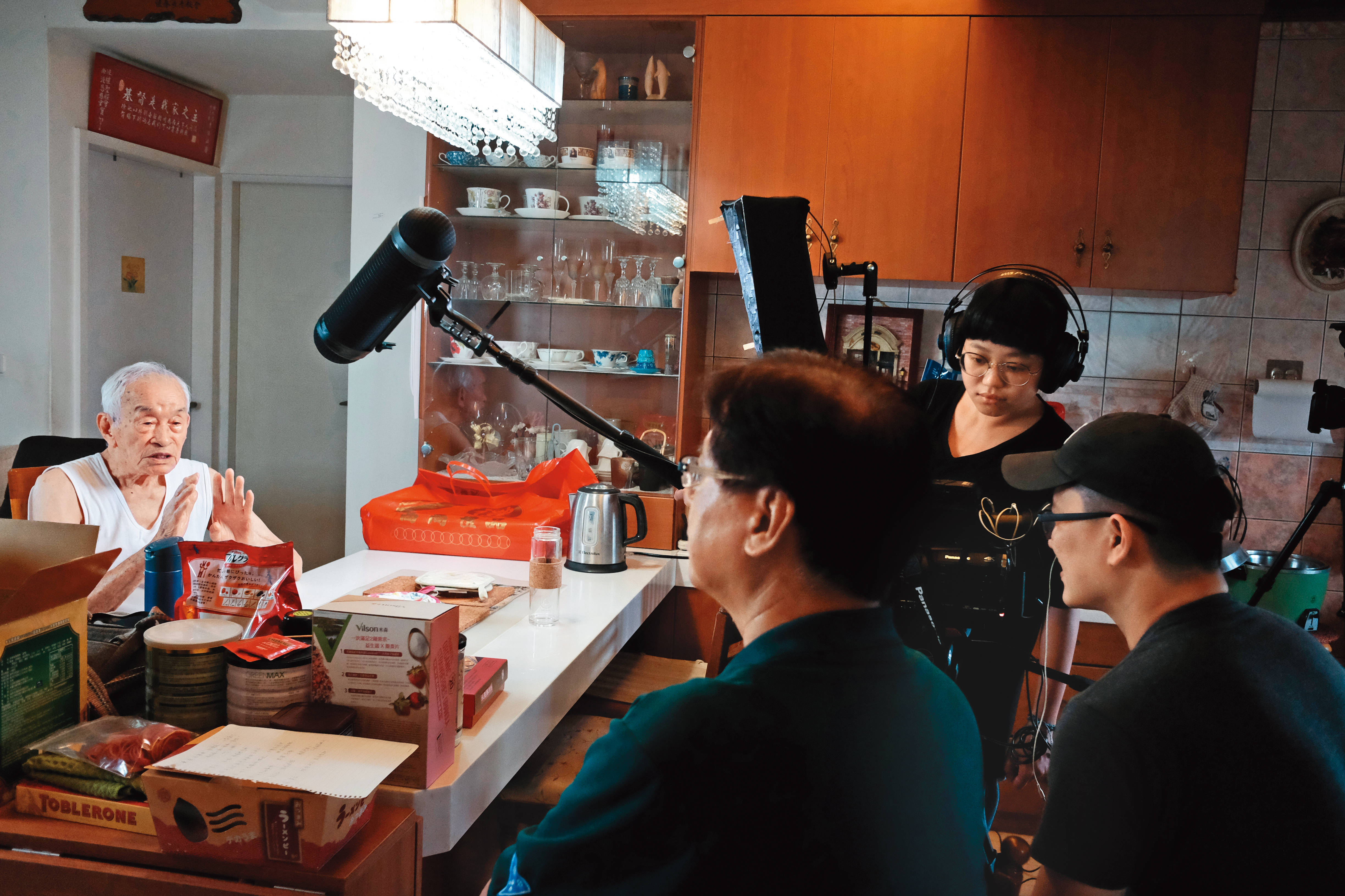 陳仁悲（左一）接受廖克發（右一）訪問，分享當年雄中生活與二二八發生後組自衛隊的經過。（蜂鳥影像提供）