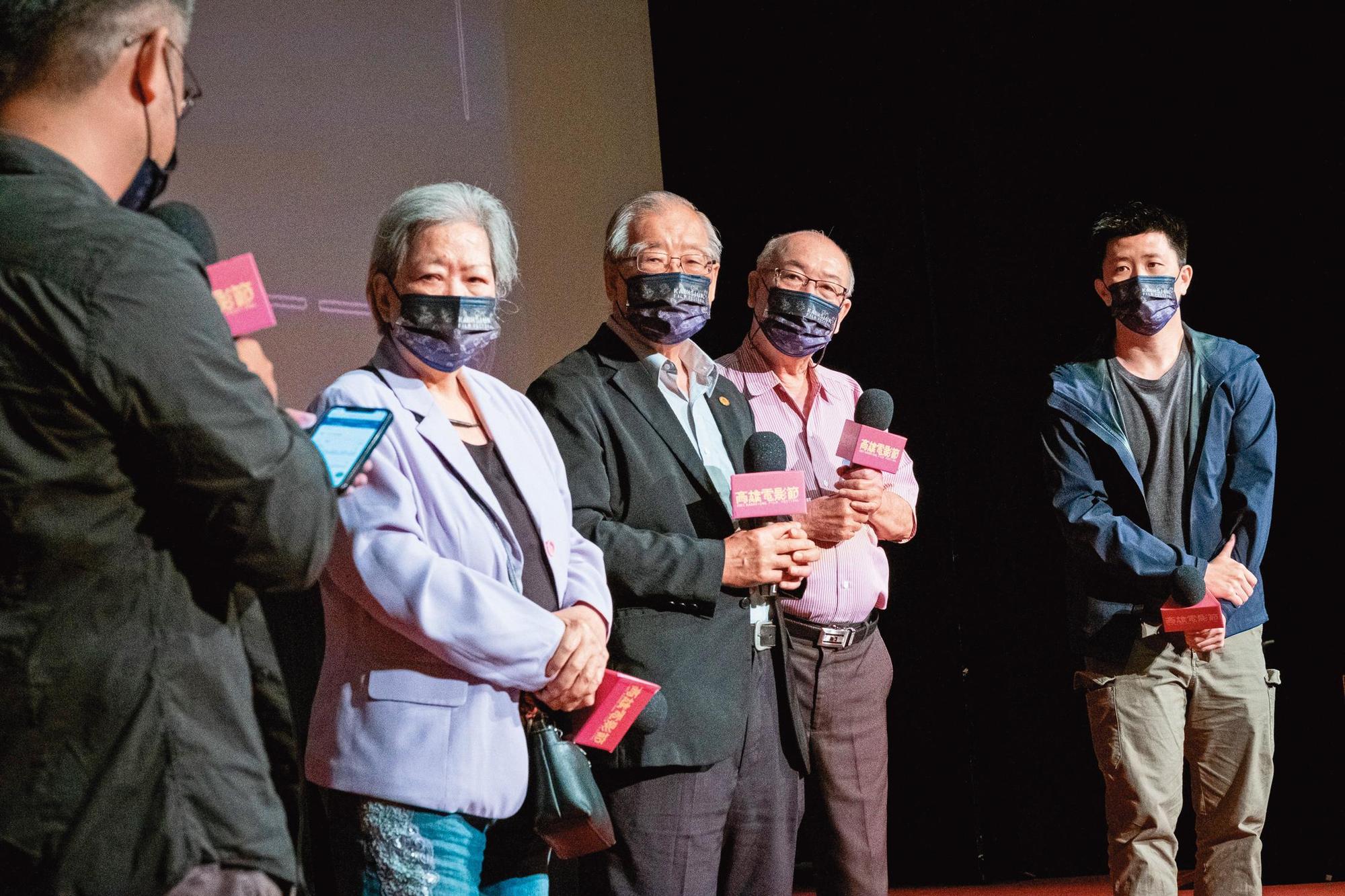 導演廖克發（右起）與片中受訪者李宜宏、王文宏、林黎彩出席高雄電影節首映的映後活動。（高雄電影節提供）