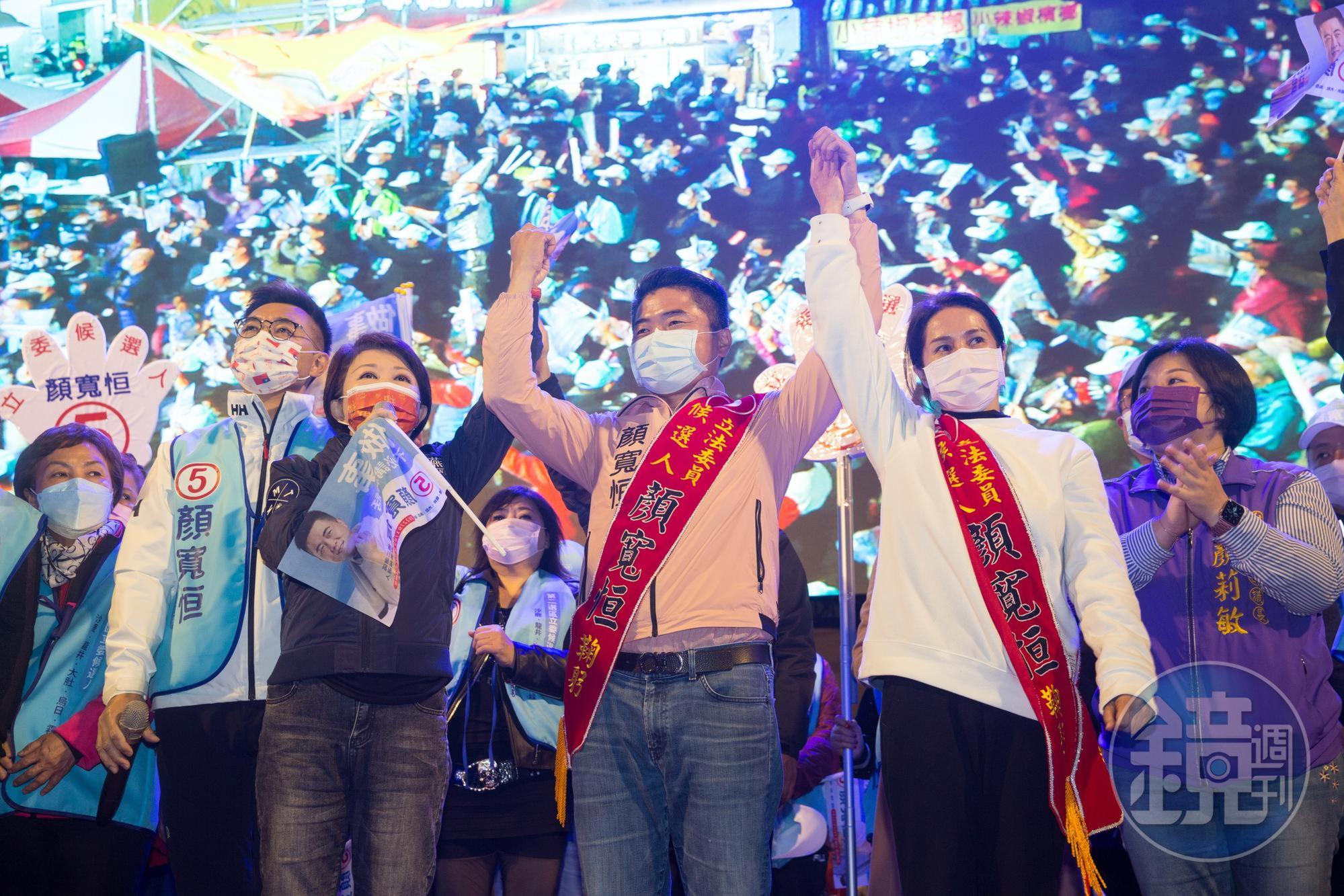 高金素梅(右二)之前才現身前台中立委後人顏寬恒(右三)的競選會場,近日更傳可能成為高雄市長候選人。(本刊資料照)