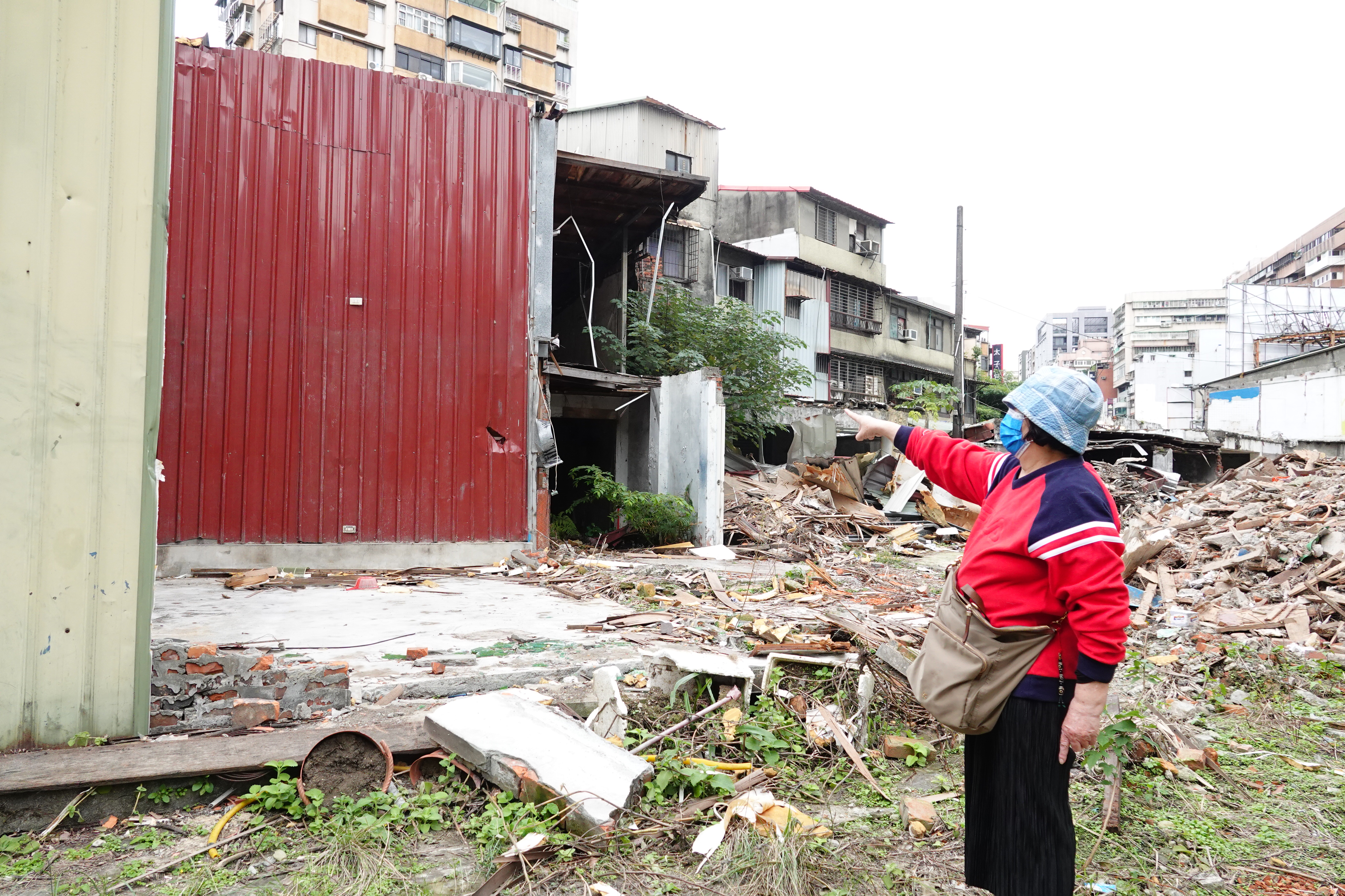 蘇杜免指控建商在法院審理期間，強拆她的古厝。