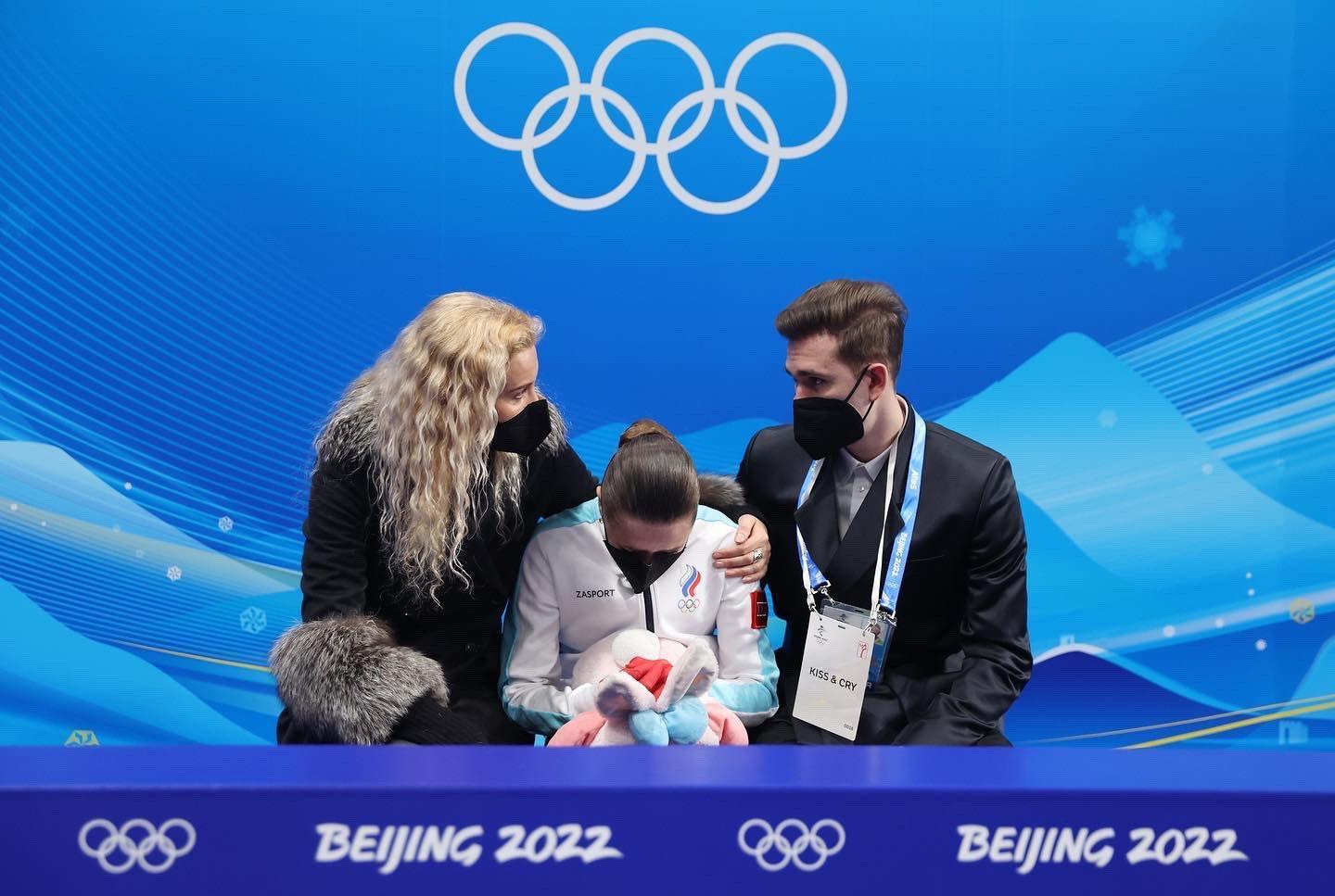 瓦莉娃（左）在等待分數時情緒崩潰。（翻攝Olympic_Russia推特）