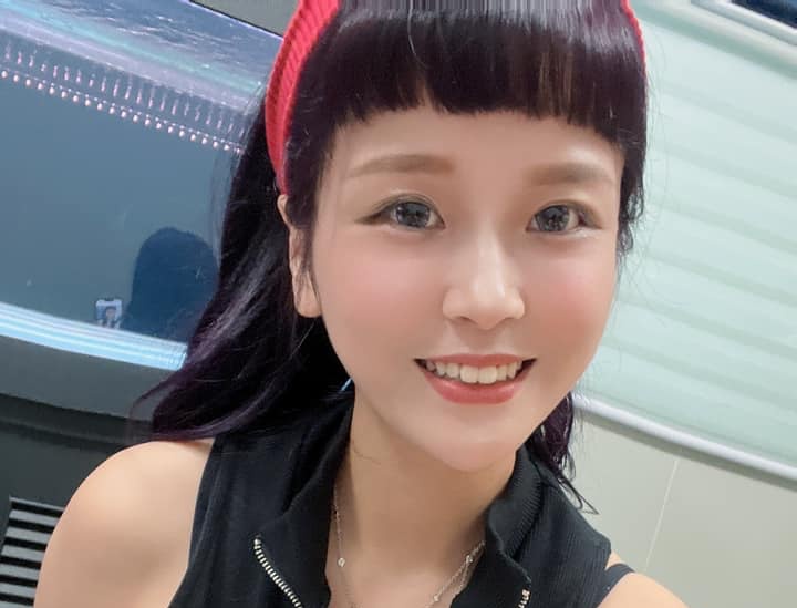 直播紅人丟丟妹（李明珊），人紅是非來，日前才被員工騙走1500萬，如今又傳出丟爸被搶千萬現金。（翻攝丟丟妹臉書）