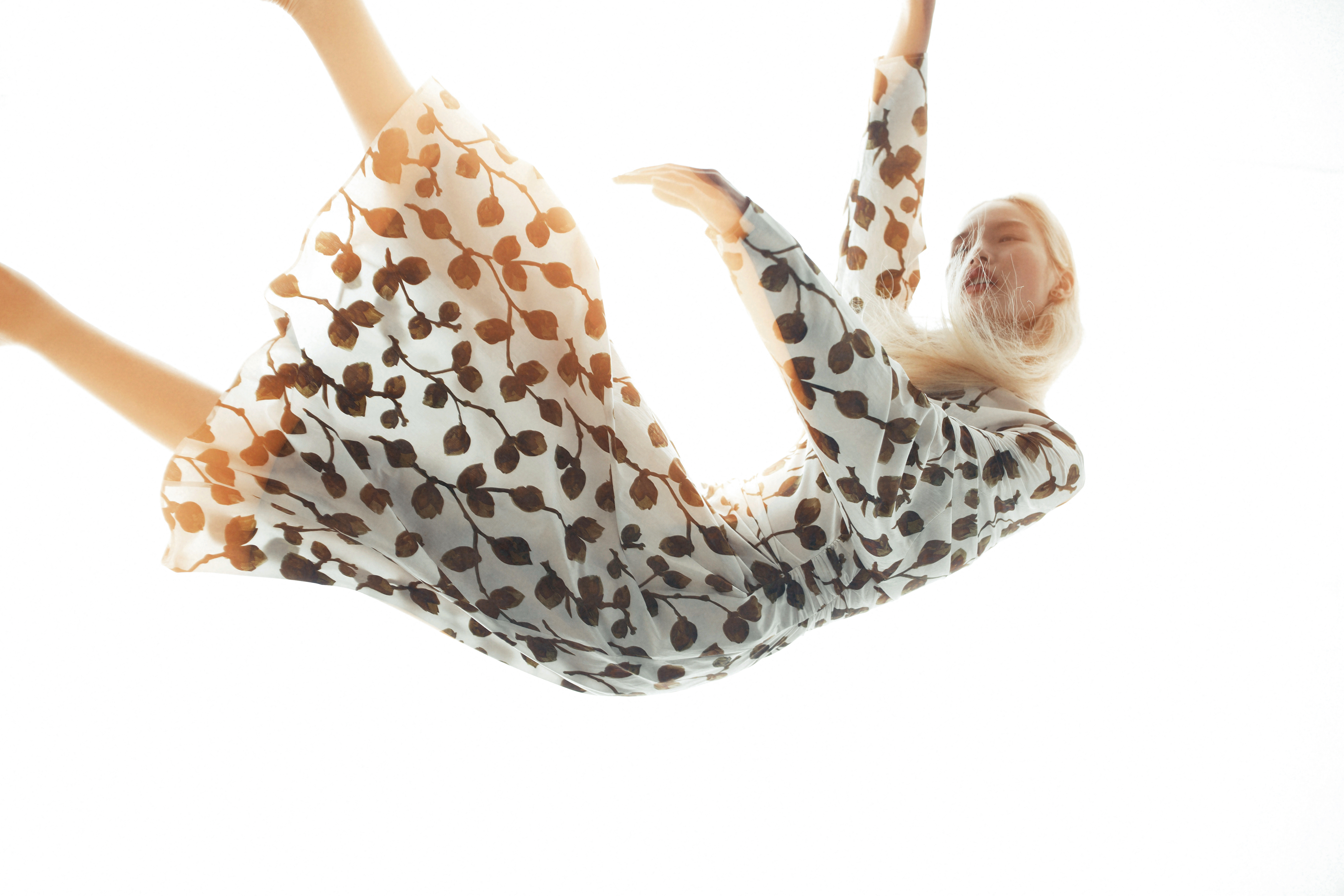 2022春夏服裝系列 花苞花樣洋裝 NT$19,100 by LONGCHAMP；Logo耳環 NT$19,000 by DIOR。