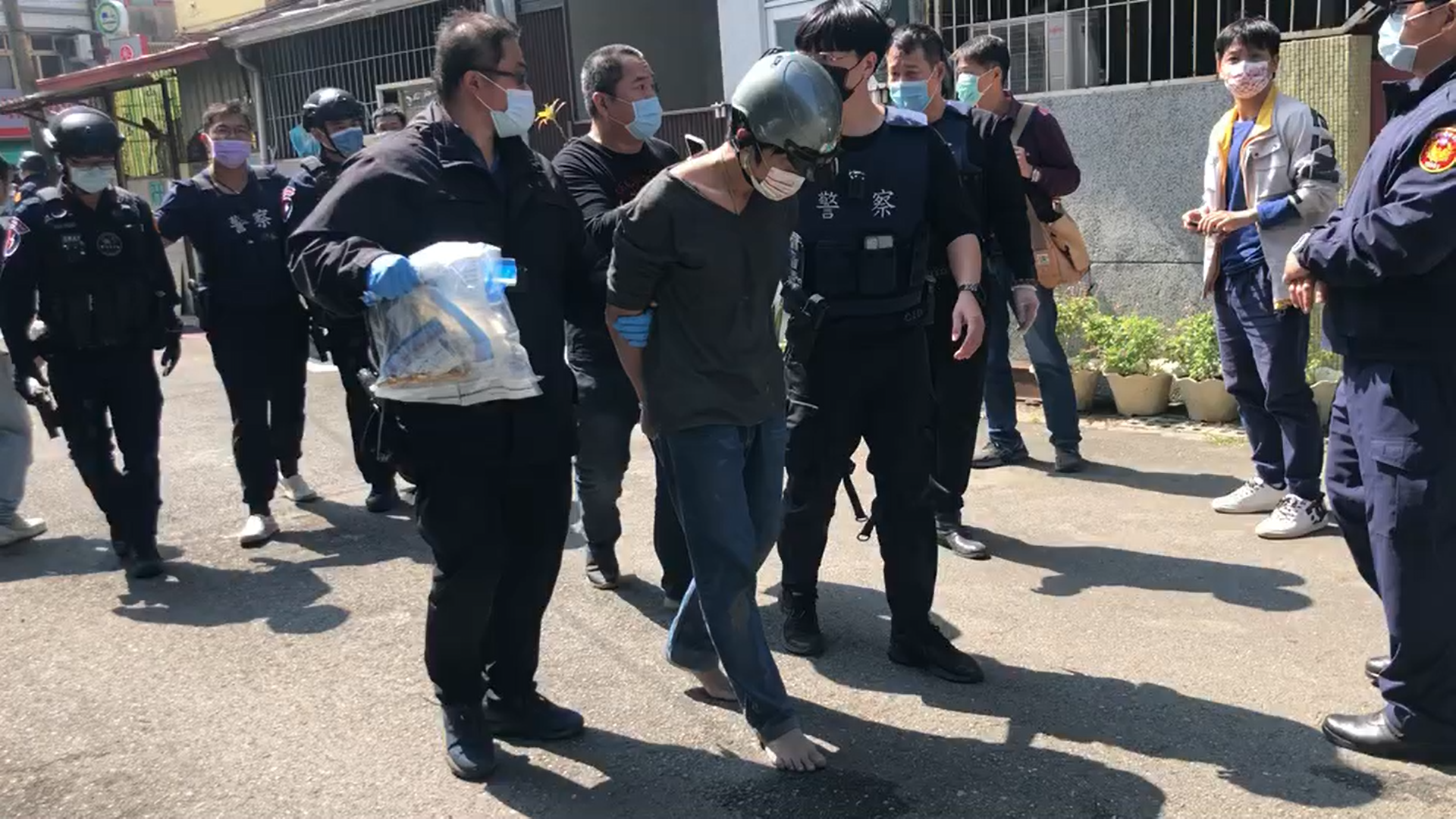 台南警匪對峙2個多小時，最後王嫌因為手痠放下槍被逮。（翻攝畫面）