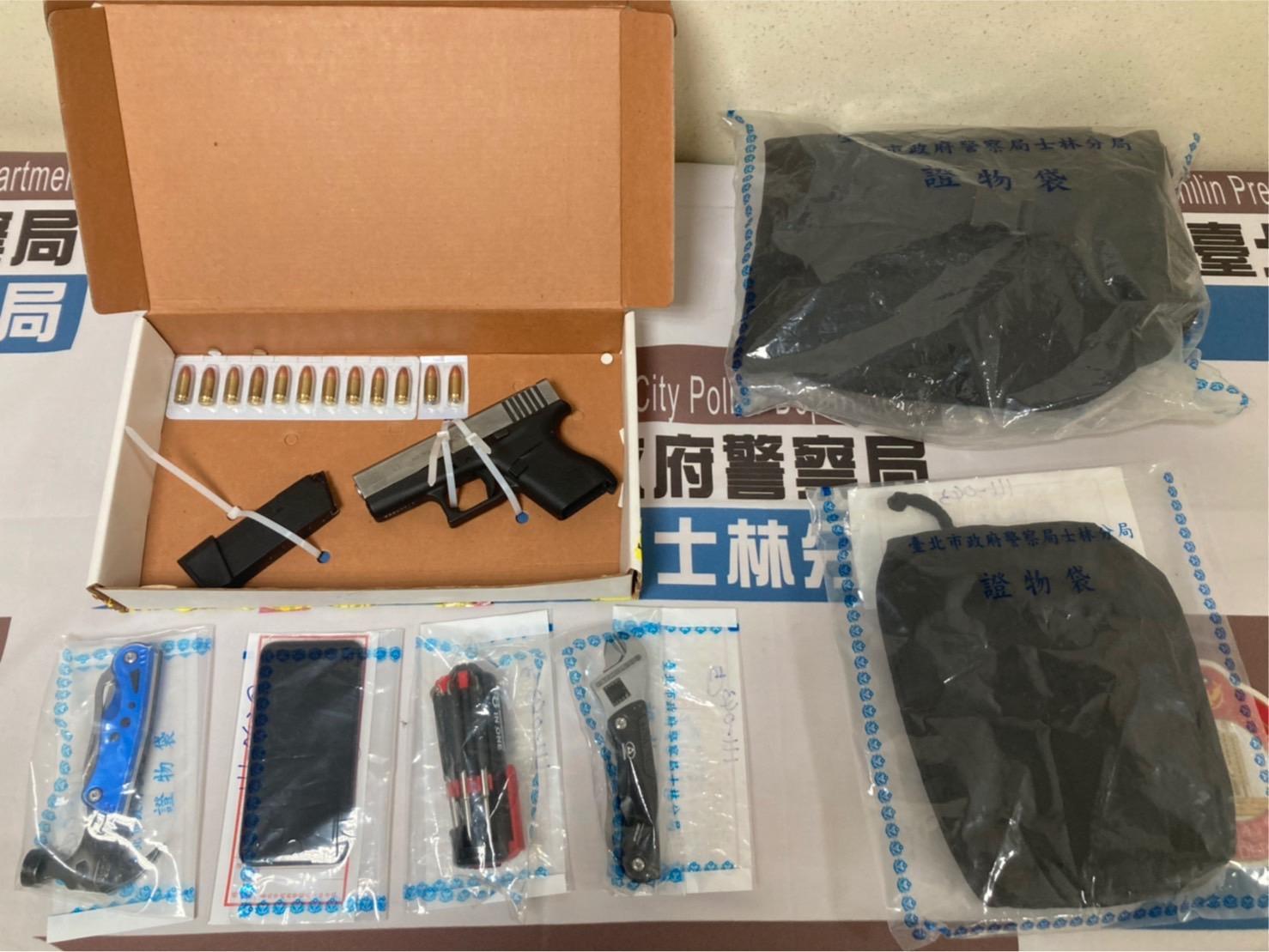 警方查獲改造槍枝及子彈等證物。(翻攝畫面)