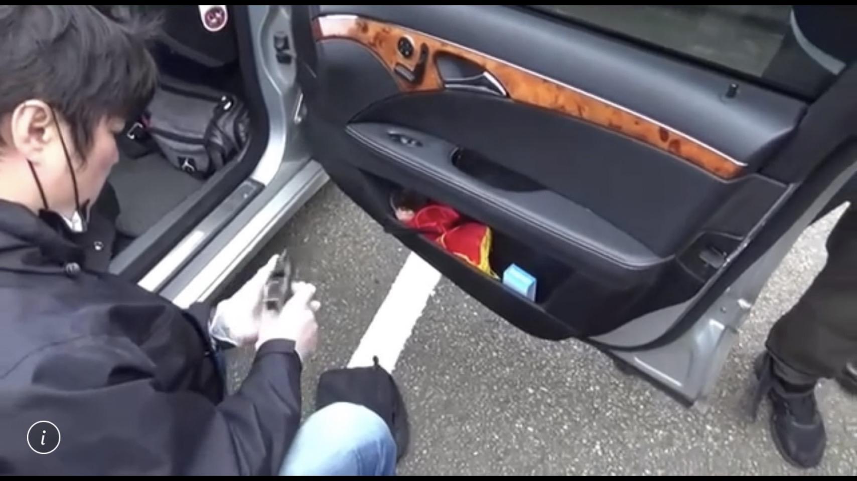 警方在鄭男車上起獲改造槍支。(翻攝畫面)