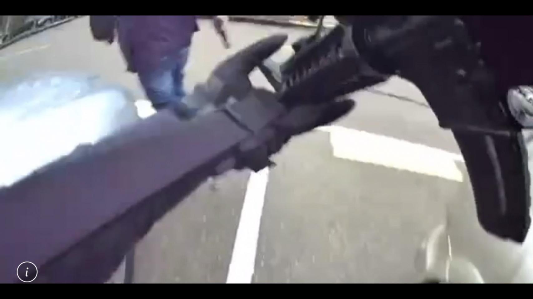 警方持長槍追捕狂奔的鄭男。(翻攝畫面)