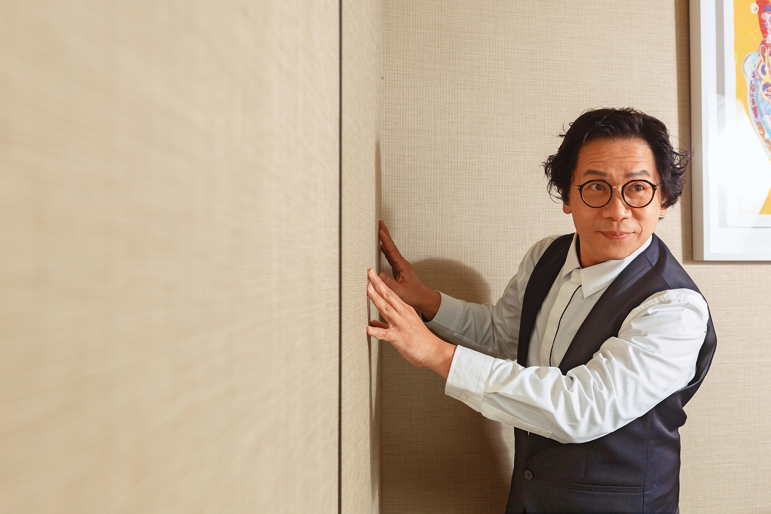 許傑輝年輕時端過盤子和當管家，經過演藝圈淬鍊後，更珍惜每次都盡力、時刻種善緣，不管當老師、當農夫或表演，他堅持都要是最好的服務。