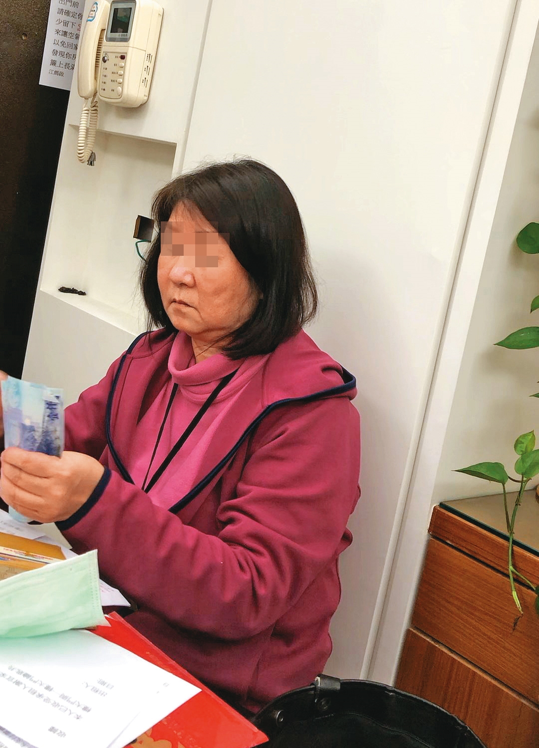 因沒有掌握A小姐的違規證據,汪姓女房東(圖)只能退還押金。(讀者提供)