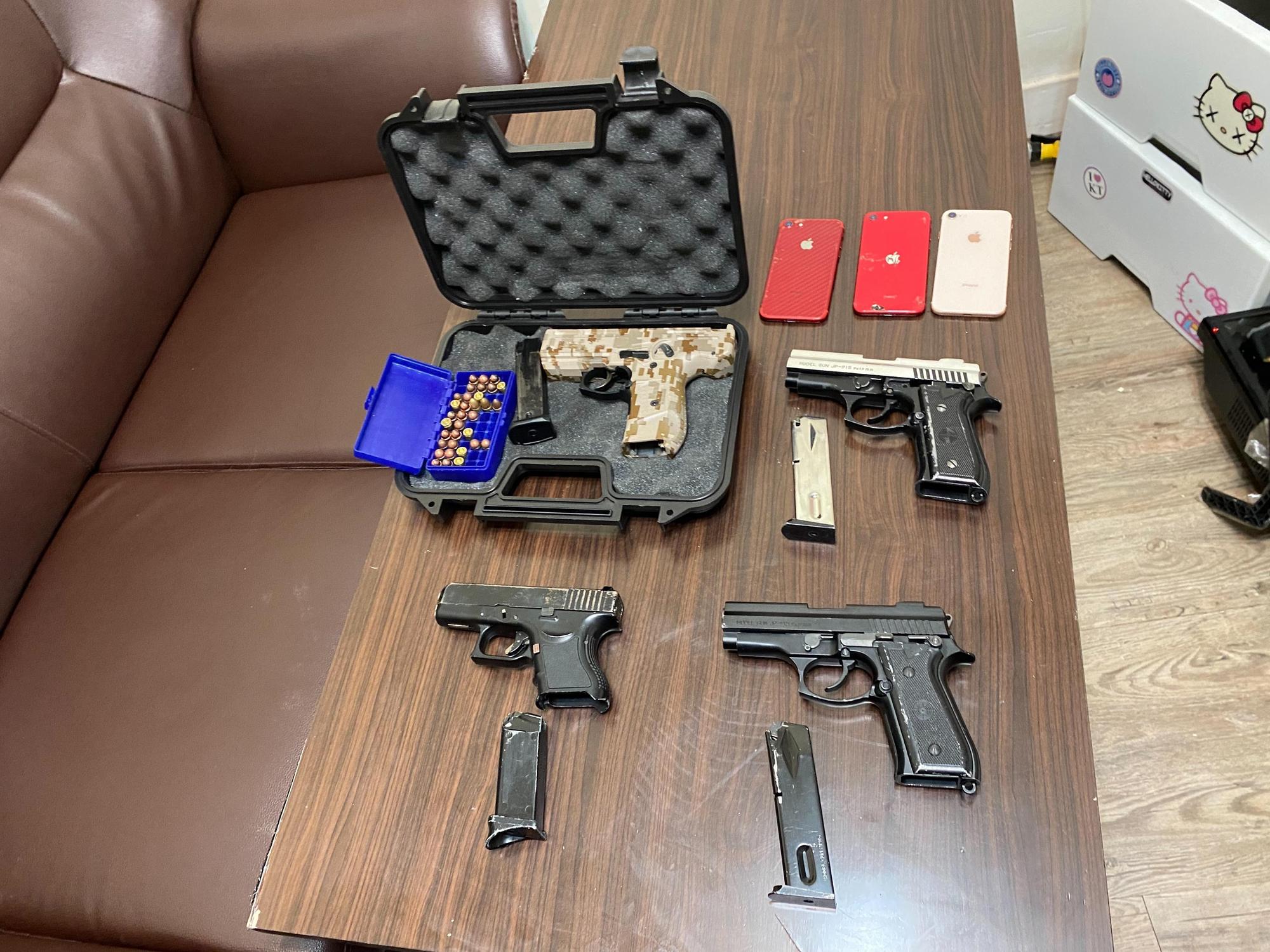 警查扣槍枝。(翻攝畫面)