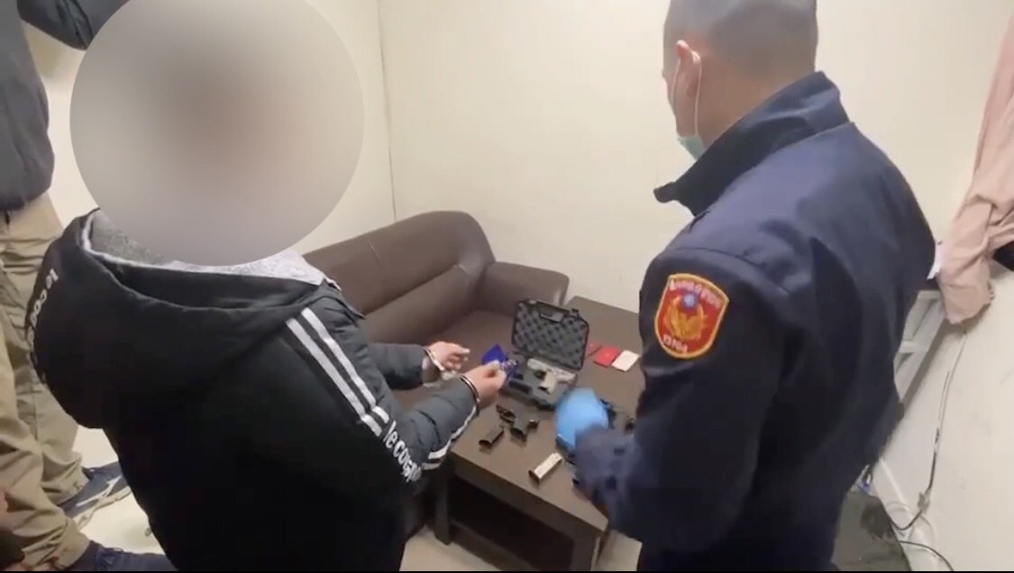 警查扣槍彈。（翻攝畫面）