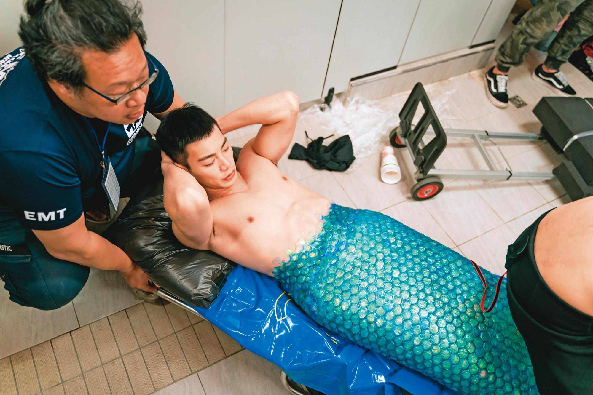 禾浩辰吃力穿上重達30公斤的矽膠魚尾後，還得由工作人員搬運至拍攝位置。（羚邦集團提供）