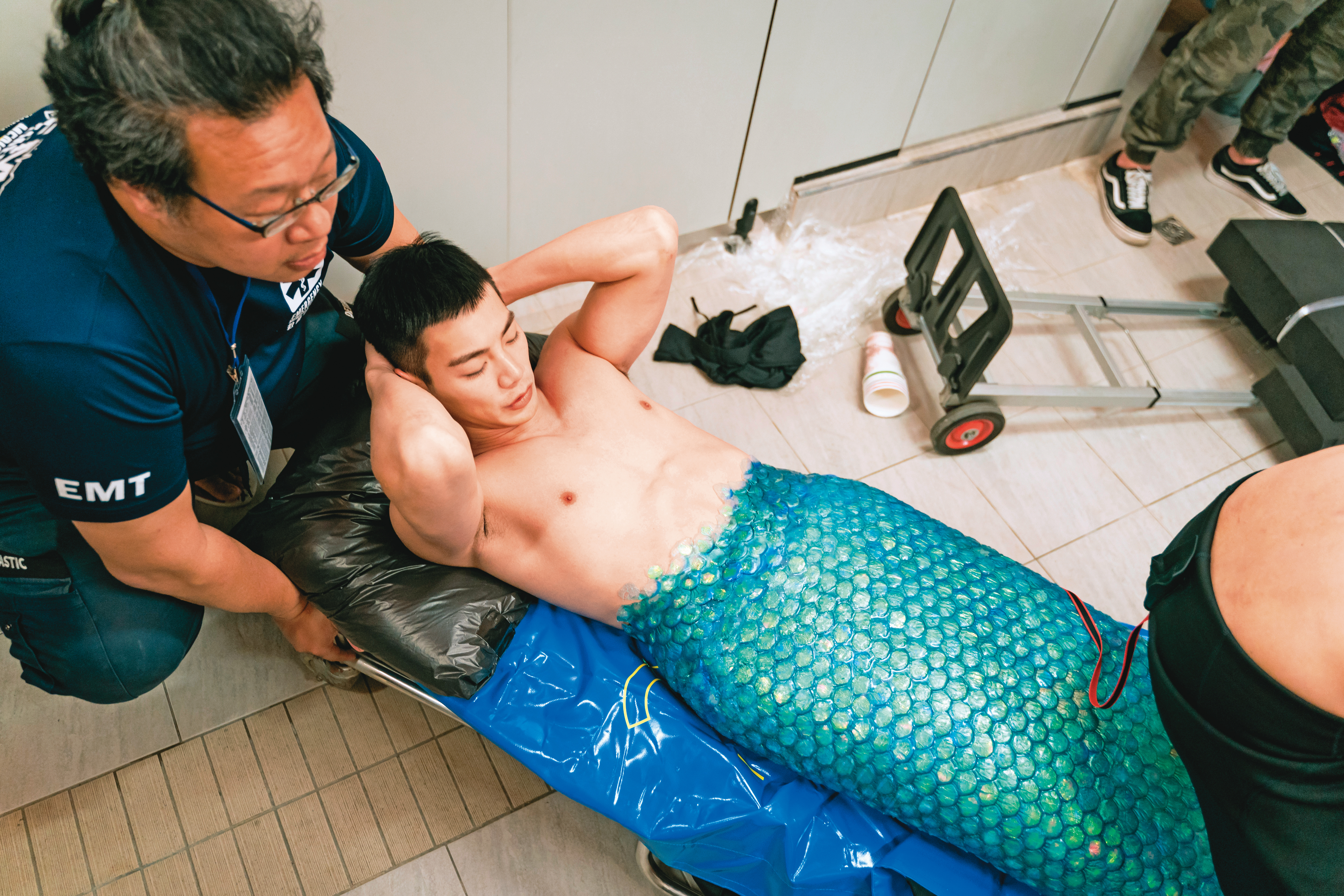 禾浩辰吃力穿上重達30公斤的矽膠魚尾後,還得由工作人員搬運至拍攝位置。(羚邦集團提供)