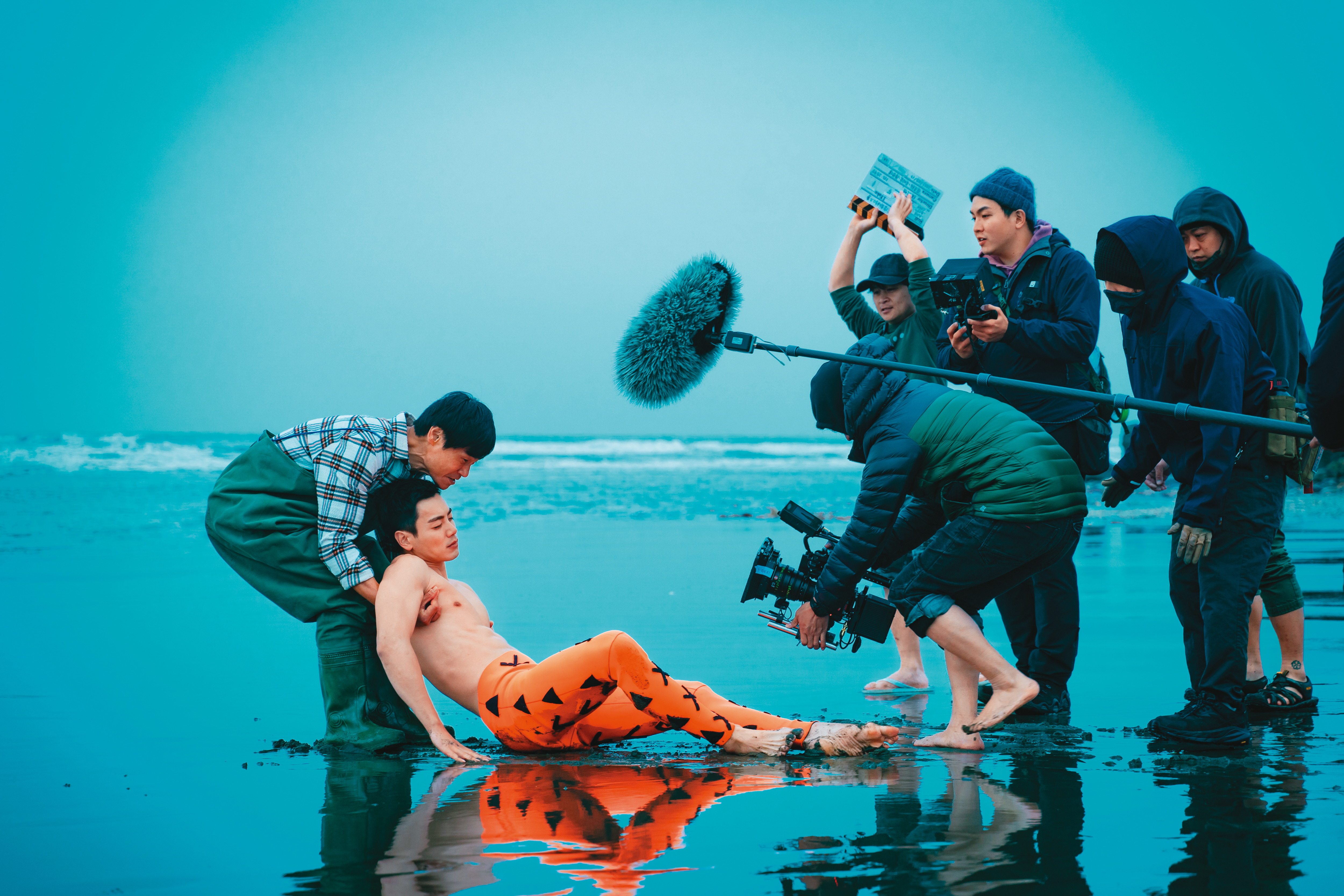 禾浩辰（左二）在《我家浴缸的二三事》扮人魚，需在寒冬中半裸穿上特效裝下水。（羚邦集團提供）