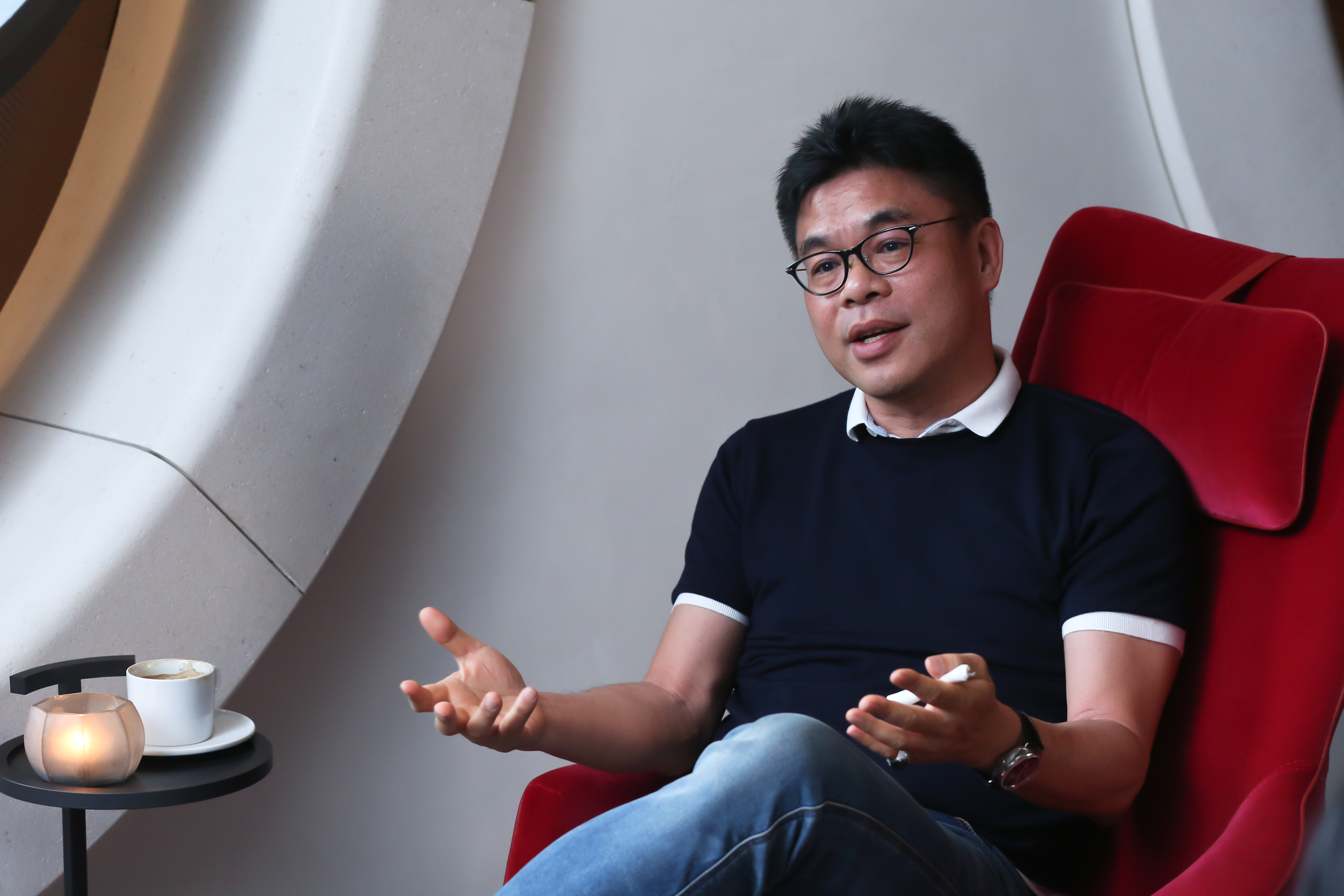 聯聚建設創辦人江韋侖從鞋盒貿易跨領域投入建築，因為跑遍歐洲的他相信「建築可以改變一個城市」。
