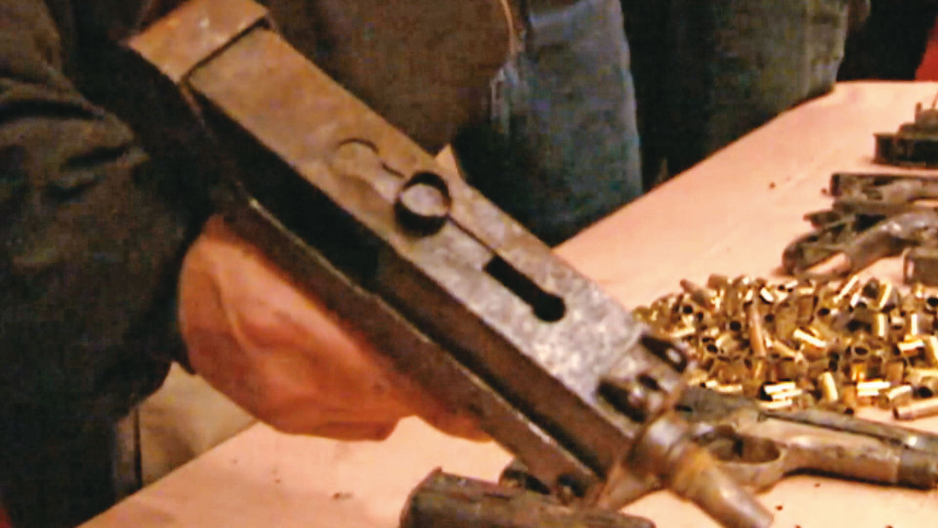 警方圍捕陳新發，雙方開了2千多槍，是台灣史上最慘烈的警匪槍戰。圖為陳新發持槍。（東森新聞提供）