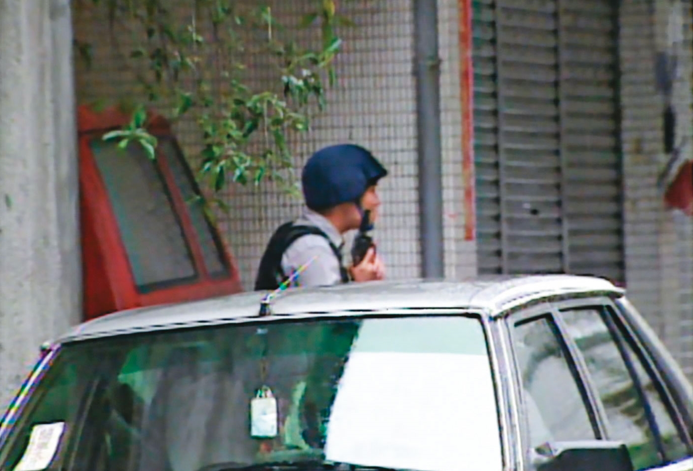 警方在公寓外埋伏查看，確認陳新發躲在屋內。（東森新聞提供）